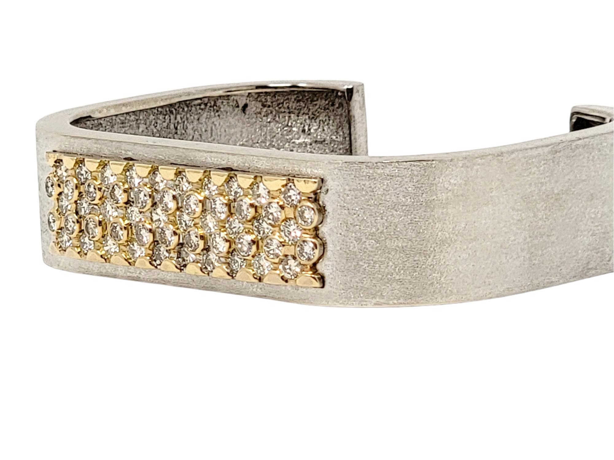 Zeitgenössisches Diamant-Manschettenarmband mit 5 Reihen aus gebürstetem 14 Karat zweifarbigem Gold (Rundschliff) im Angebot