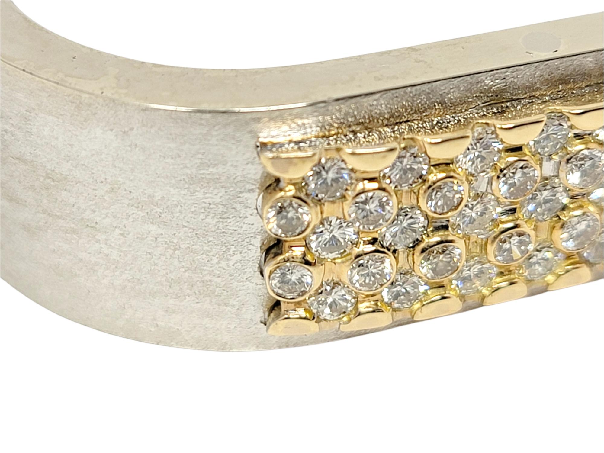 Zeitgenössisches Diamant-Manschettenarmband mit 5 Reihen aus gebürstetem 14 Karat zweifarbigem Gold im Zustand „Gut“ im Angebot in Scottsdale, AZ