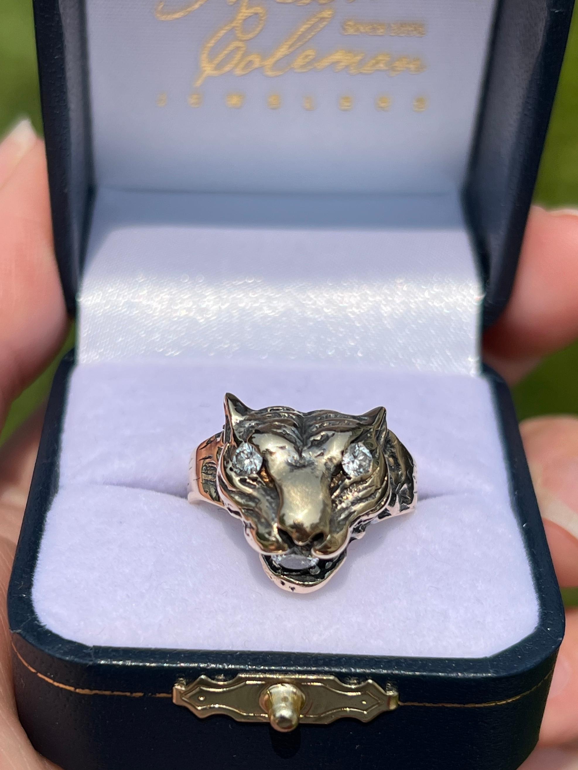 Un audaz y llamativo anillo de oro amarillo de 14 quilates con cabeza de tigre, engastado con tres diamantes brillantes redondos que pesan aproximadamente 0,54 quilates en total, con color H-I y claridad SI1 a juego. El diseño presenta dos