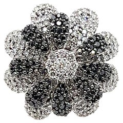Anello contemporaneo con diamante e diamante nero in oro bianco 14k a petali mobili