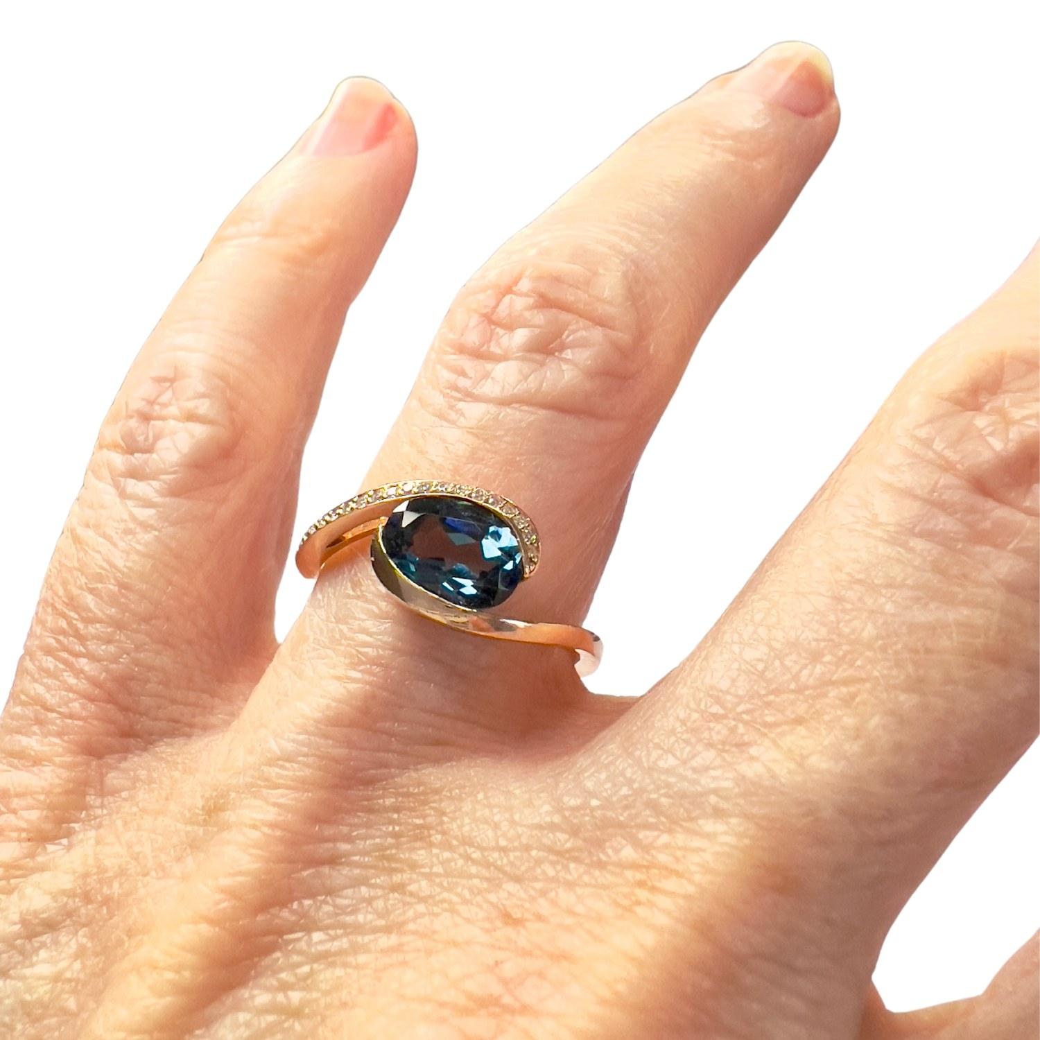 Brilliant Cut Contemporary  Diamond and Cobalt Topaz Tri-Color Gold Ring For Sale
