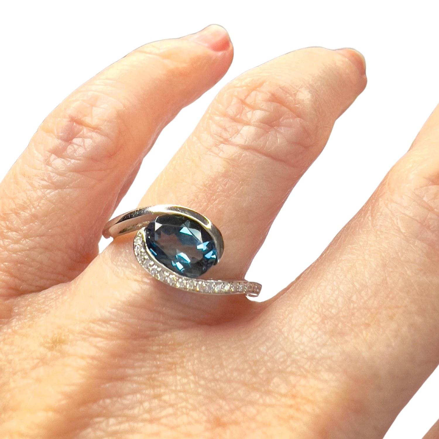 Contemporary  Diamond and Cobalt Topaz Tri-Color Gold Ring For Sale 1
