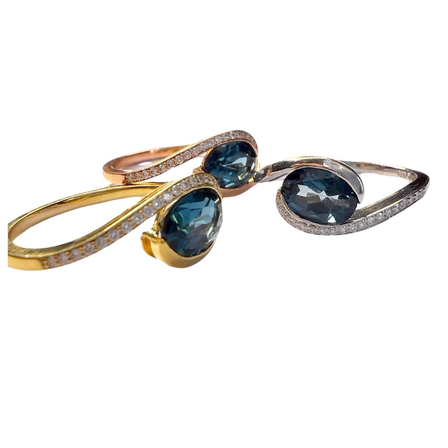 Contemporary  Diamond and Cobalt Topaz Tri-Color Gold Ring For Sale 3