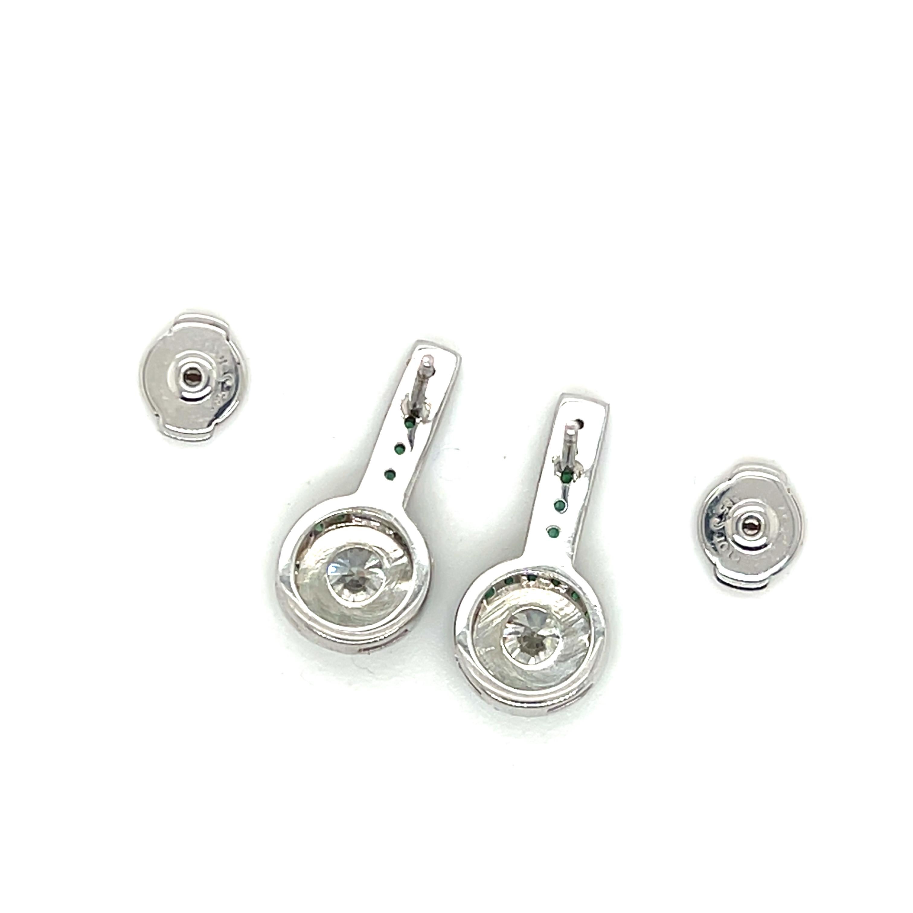 Orecchini pendenti contemporanei in oro bianco 14k con diamanti e smeraldi in vendita 4