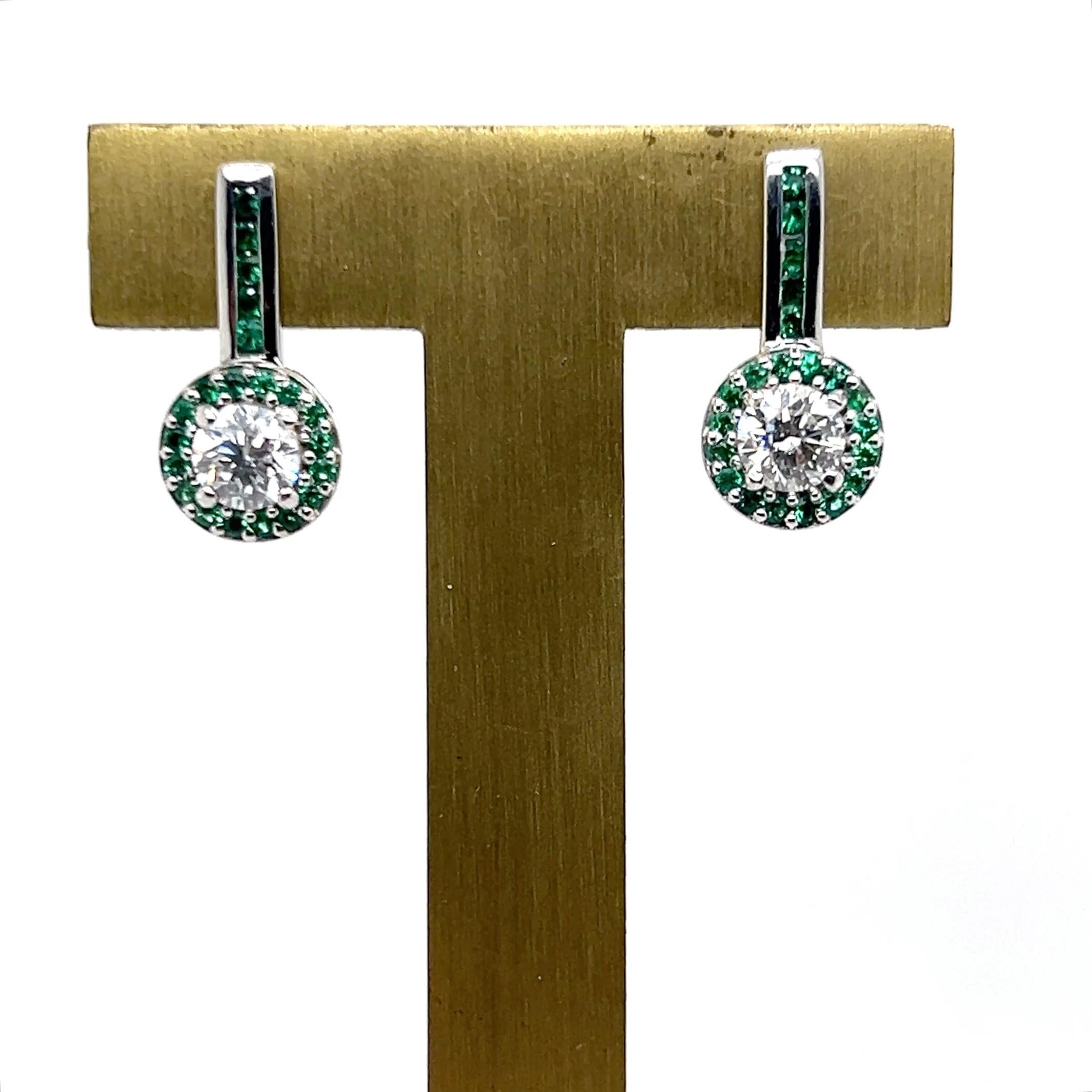 Questo elegante paio di orecchini contemporanei fonde una lavorazione moderna con pietre preziose classiche. Realizzato in oro bianco 14 carati, ogni orecchino presenta un diamante tondo brillante di 5 mm, per un totale di circa 1,01 carati. I