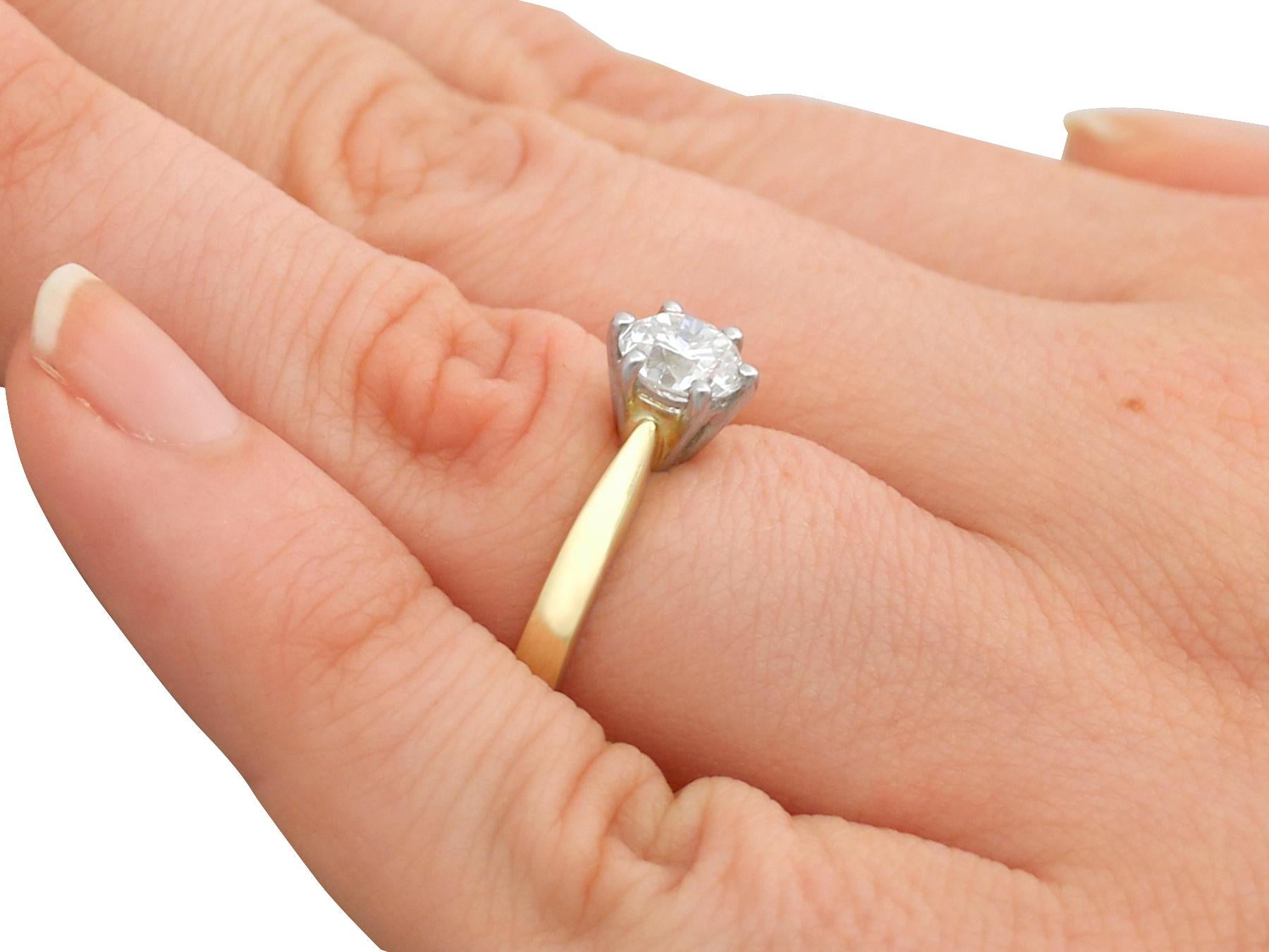 Bague de fiançailles solitaire en or et diamant en vente 4