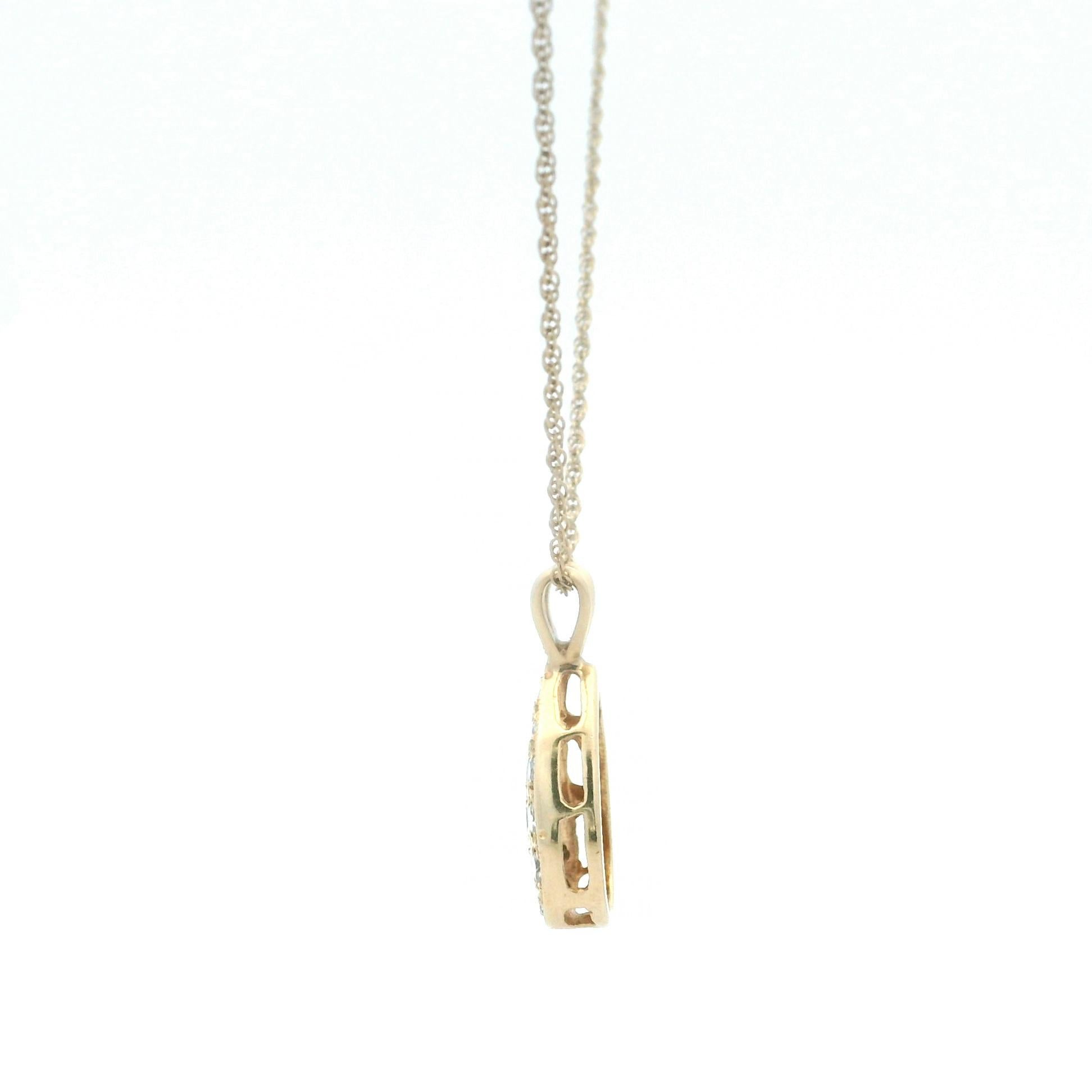 Eleva la tua collezione di gioielli con questo elegante pendente a forma di pera in oro giallo 14 carati, ornato da diciassette diamanti tondi brillanti per un totale di circa 0,39 carati. I diamanti hanno un colore G-H e una purezza SI1-SI2, che
