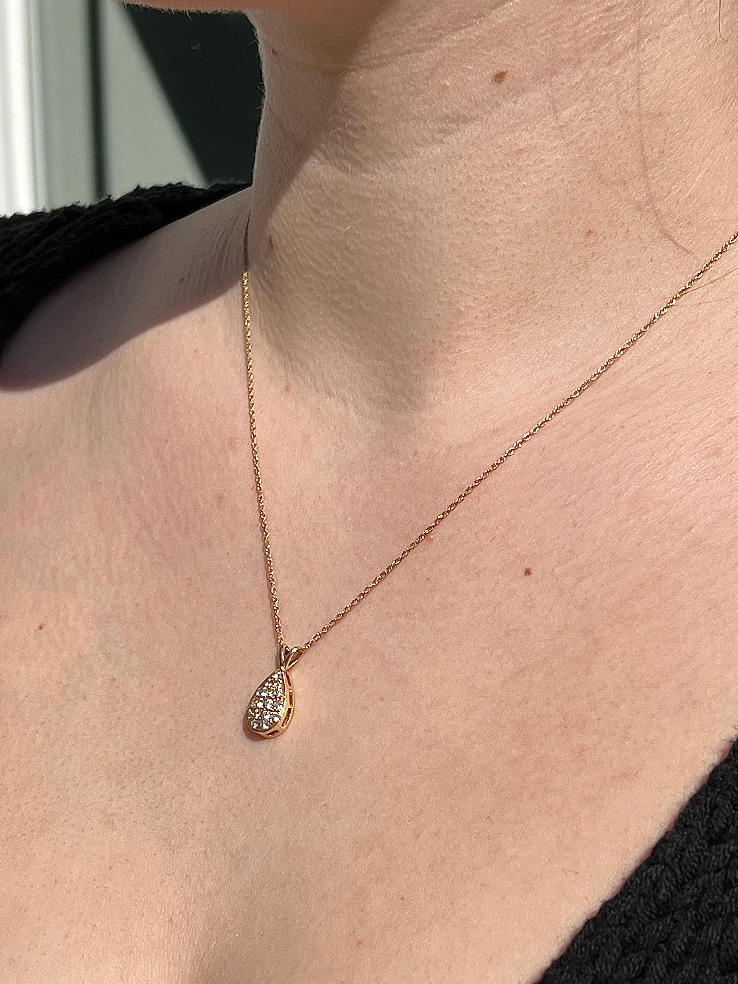 Collana con ciondolo a goccia in oro e diamanti in stile contemporaneo in vendita 1