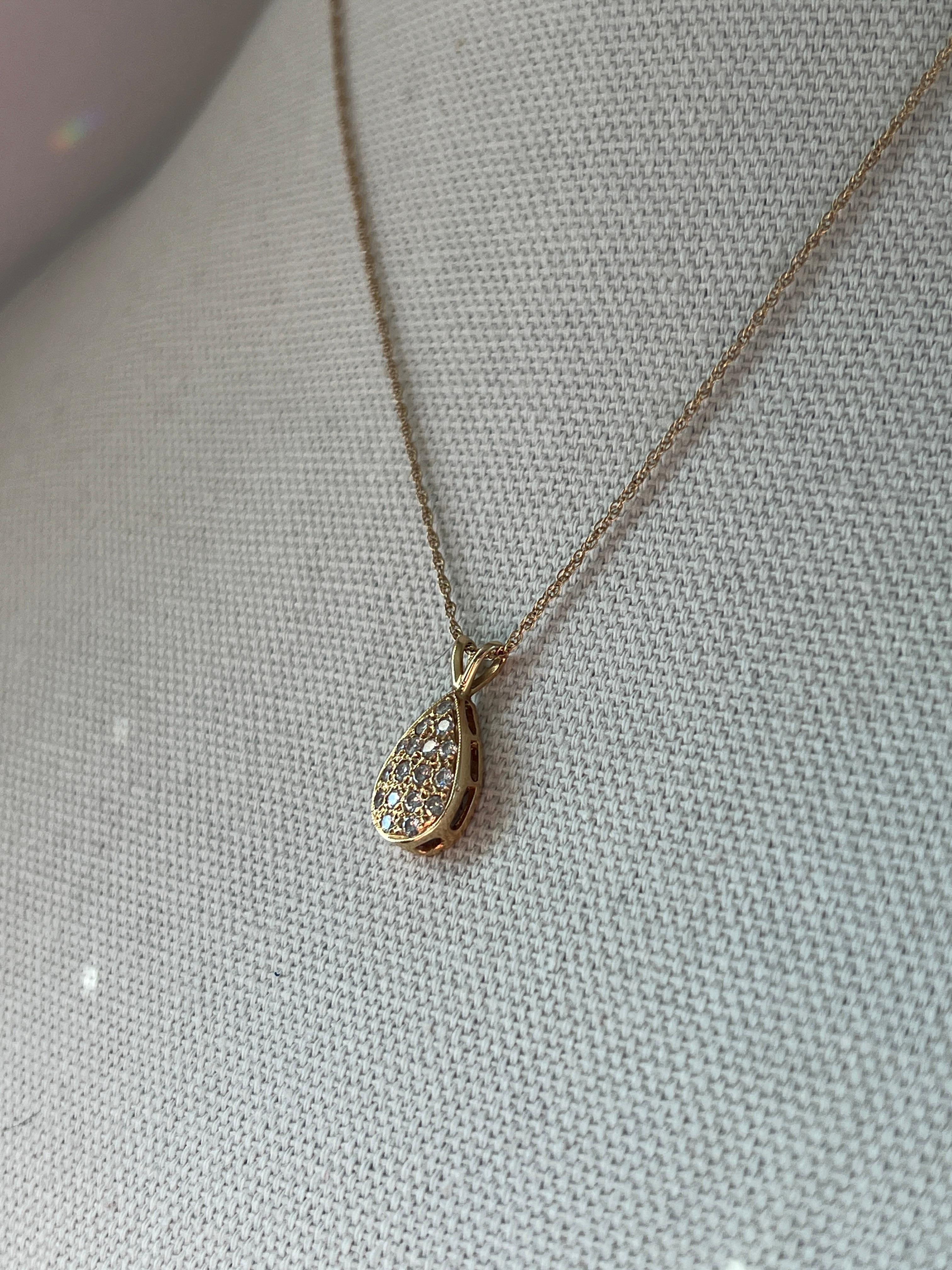 Collana con ciondolo a goccia in oro e diamanti in stile contemporaneo in vendita 2