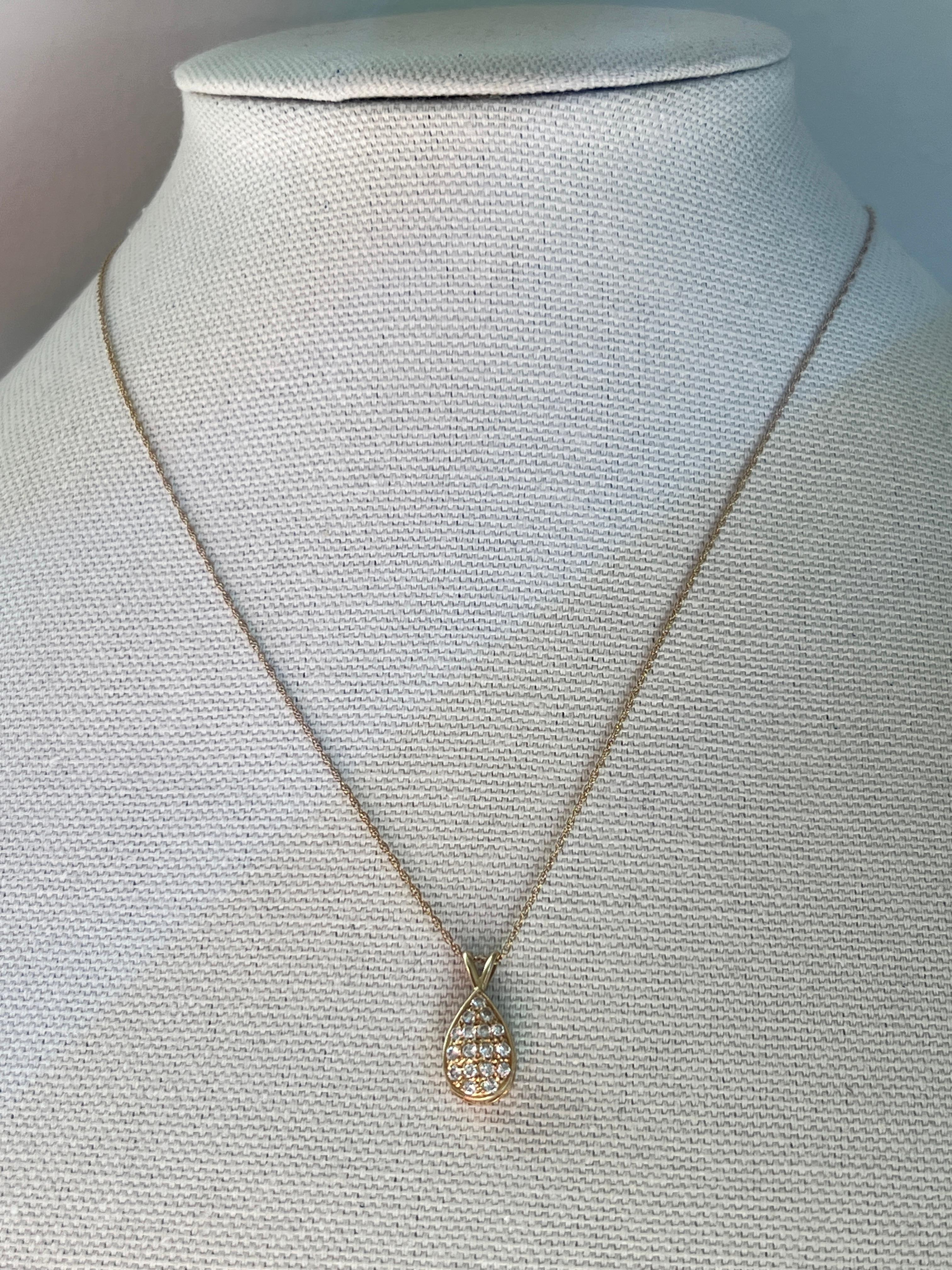 Collana con ciondolo a goccia in oro e diamanti in stile contemporaneo in vendita 3