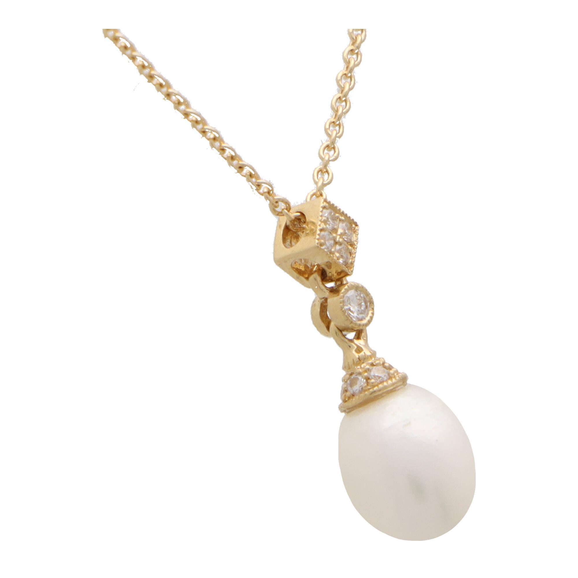 Contemporary Diamond and Pearl Drop Pendant Necklace Set in 18k Yellow Gold In New Condition For Sale In London, GB