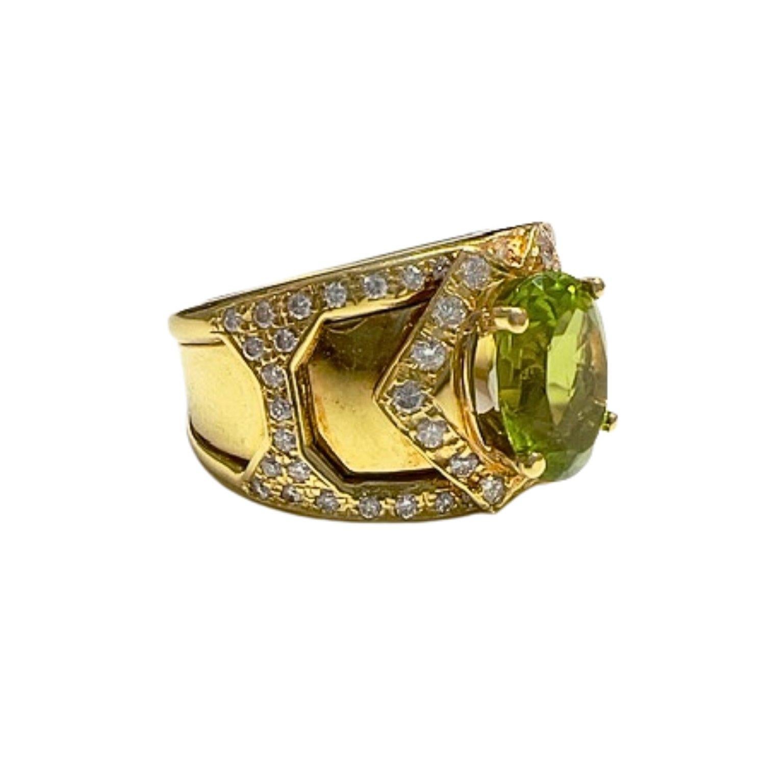 Dieser moderne Ring ist aus 18 Karat Gold gefertigt und mit Diamanten und einem Peridot in der Mitte besetzt.

Er hat ein Gewicht von 18,11 Gramm und die Größe 17/57.
 Die Diamanten sind im Brillantschliff, haben insgesamt 0,90 Karat und sind von