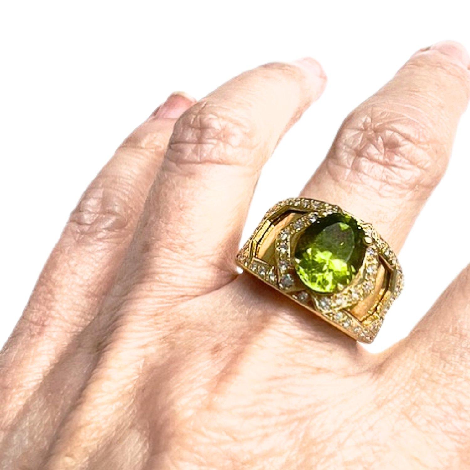 Contemporary Diamant und Peridot Goldring (Brillantschliff) im Angebot