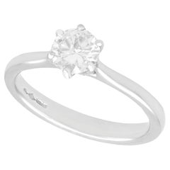 Anillo de compromiso solitario contemporáneo de diamantes y platino