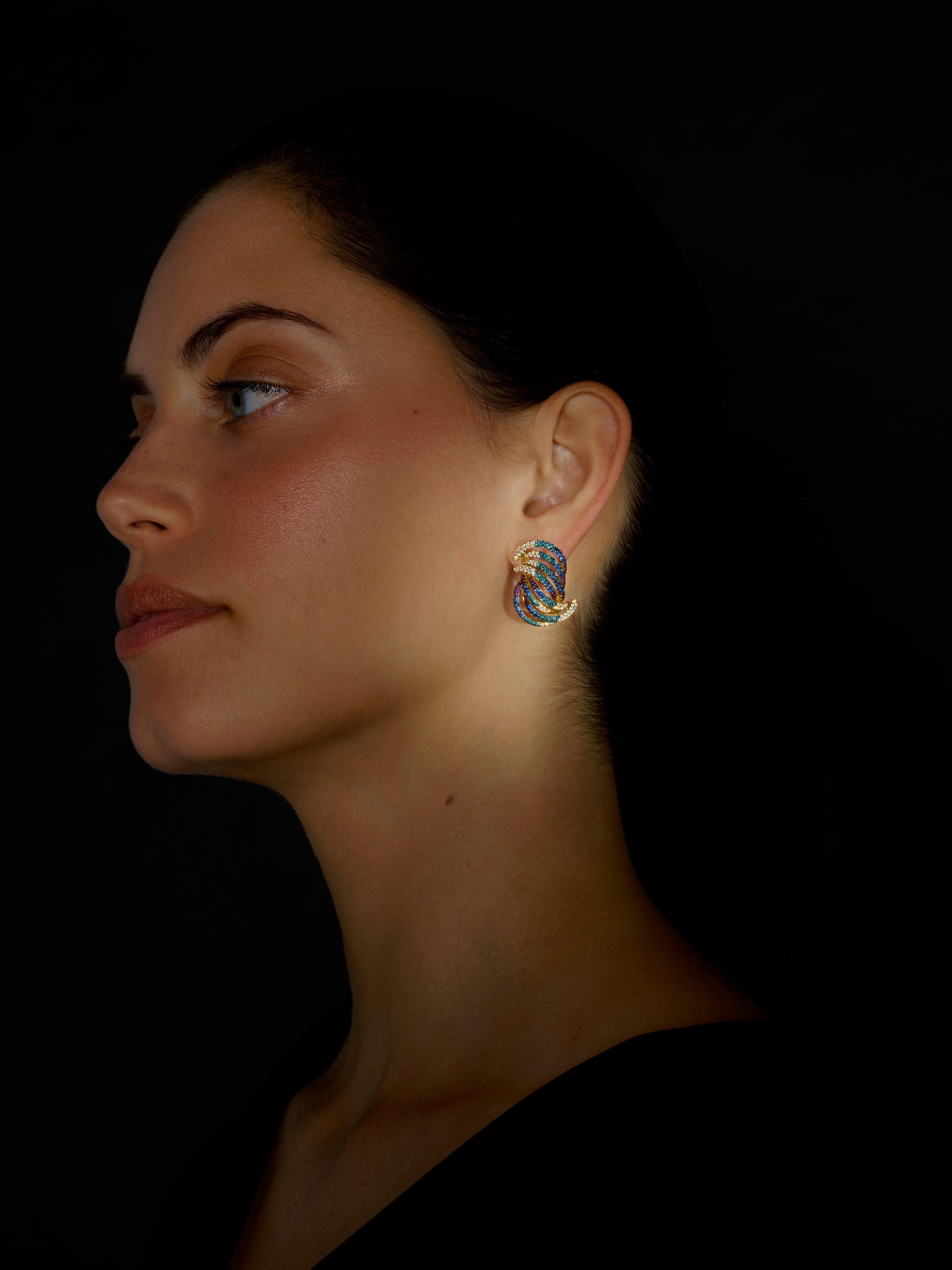 Pendientes de gota contemporáneos de una sola pieza Rosior realizados en oro amarillo de 19,2 quilates y engastados con:
- 130 Diamantes talla redonda (Color F, Claridad VVS) con 0,74 ct;
- 124 Zafiros azules de 0,94 ct;
- 121 Diamantes Azules con