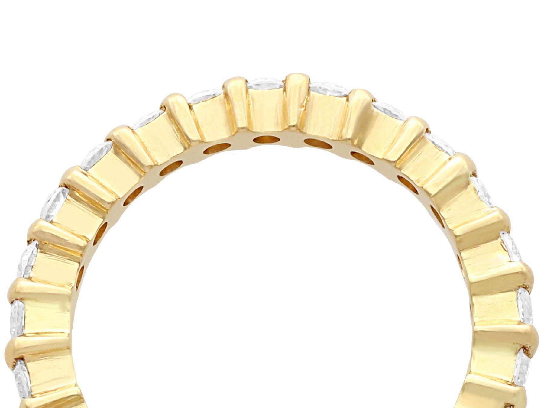 Une impressionnante bague d'éternité contemporaine en or jaune 18 carats et diamant de 0,87 carat, qui fait partie de nos collections de bijoux en diamant.

Cette bague d'éternité en or jaune 18 carats, fine et impressionnante, est ornée d'un