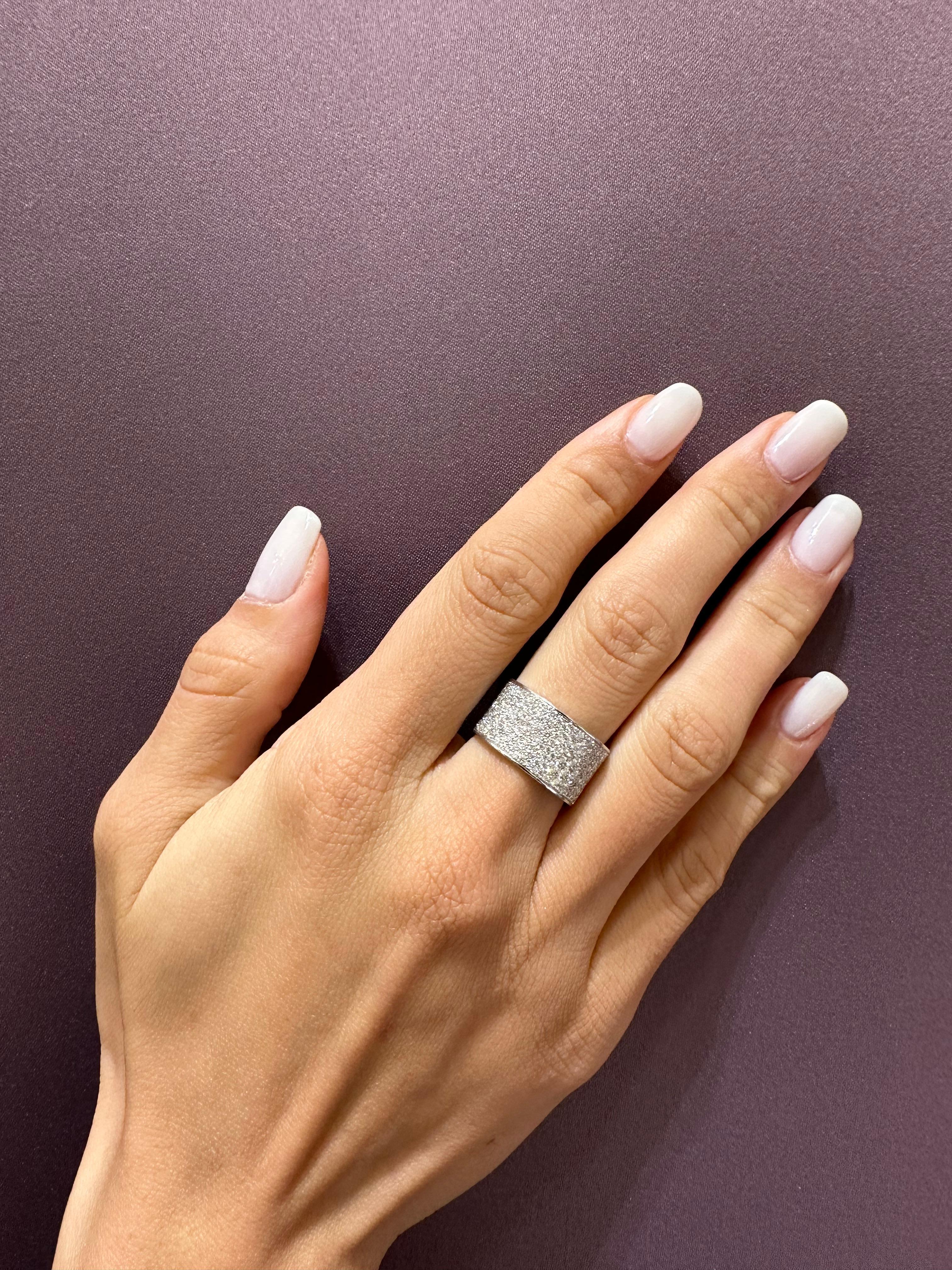 Anillo Rosior Contemporáneo engastado en Oro Blanco con Diamantes de diferentes tamaños:
- 156 Diamantes con 1,16 ct (G-VVS).
 Pieza única.
Sellado por la oficina de ensayo portuguesa como 19,2K de oro.
Con el sello de Rosior.
Fieles a las técnicas