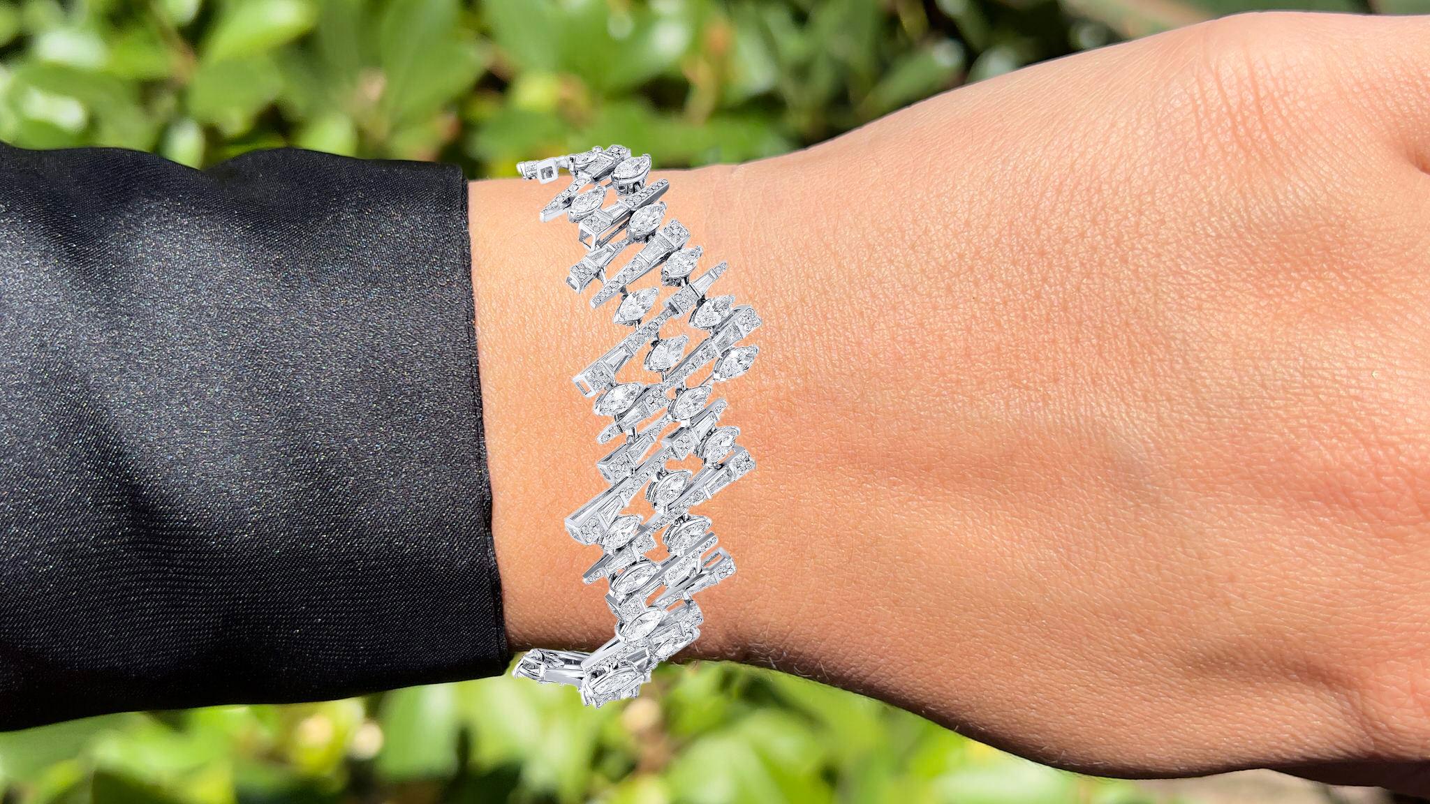Il est accompagné d'une évaluation gemmologique par la GIA (GG/AJP).
Toutes les pierres précieuses sont naturelles
324 diamants = 12,34 carats
Taille : Marquise, Baguette, Ronde
Métal : Or blanc 18K
Longueur : 7 pouces