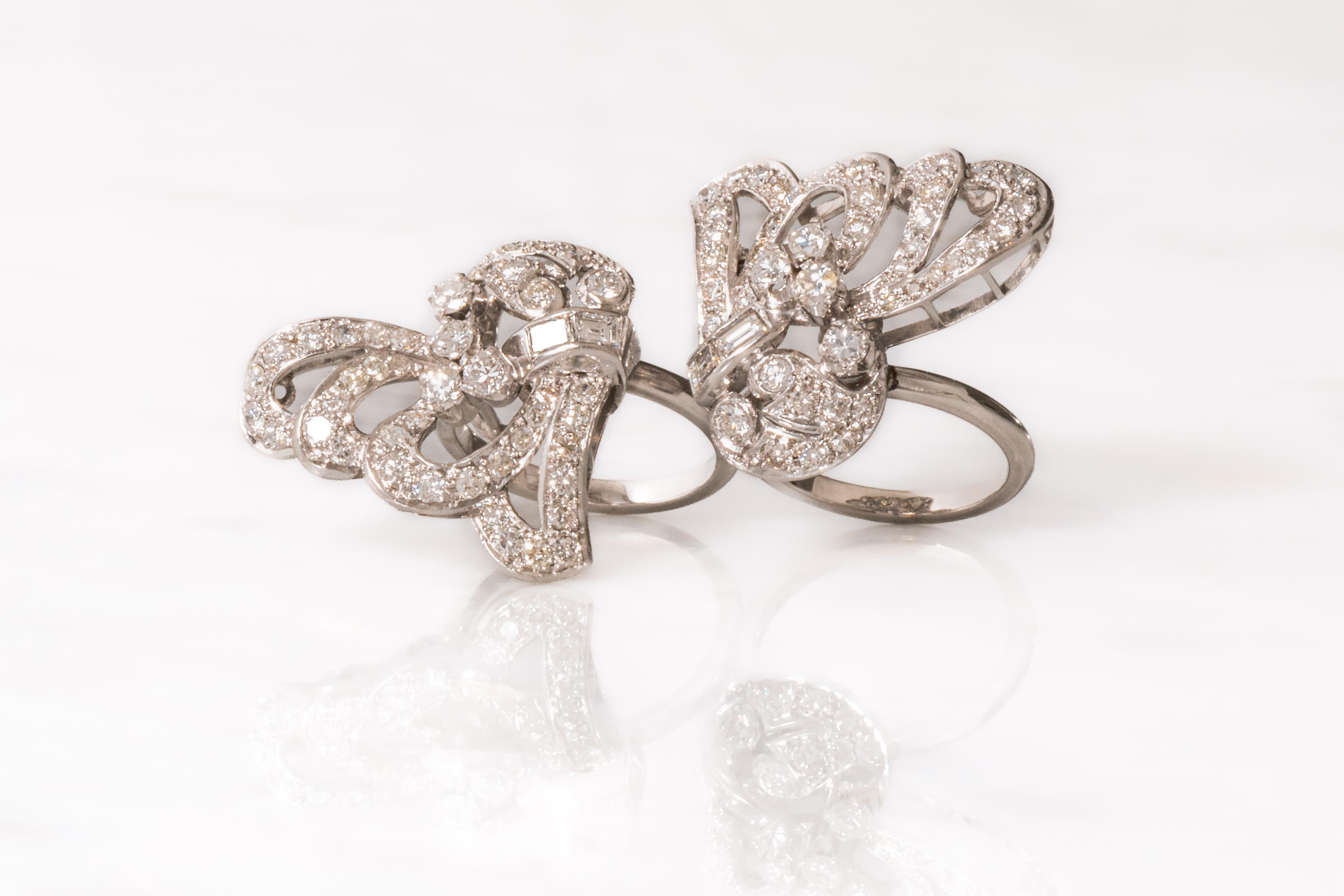 Anello con diamante a due dita dal design a farfalla in oro bianco 18 carati e circa 2 carati di diamanti in totale. Un anello sorprendente

Data: contemporaneo, 21° secolo
Peso: 18,2 g
Pietre: diamanti
Dimensioni: US 5.5 e 6.25, entrambe