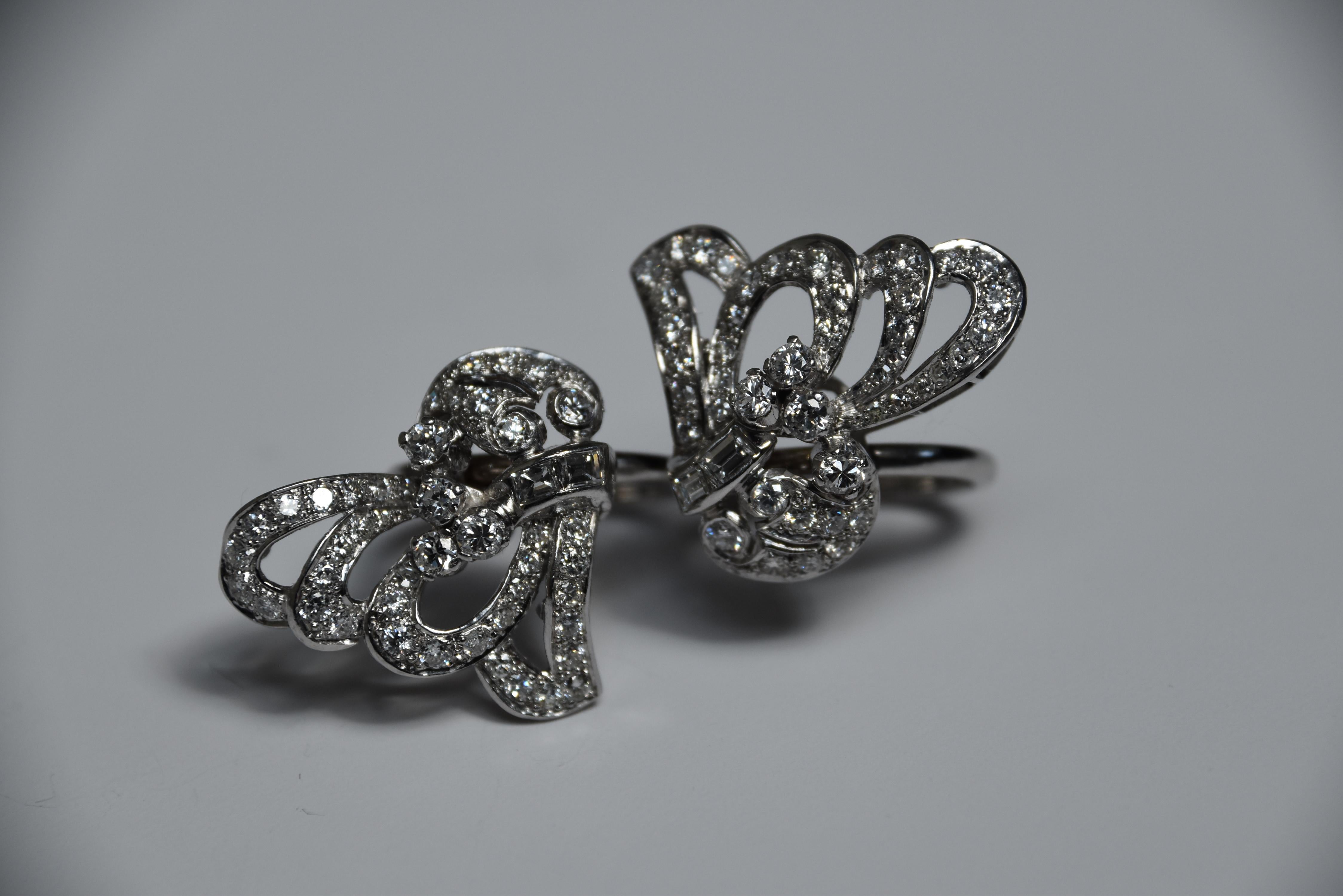 Taglio baguette Anello a farfalla con diamante in stile contemporaneo in vendita