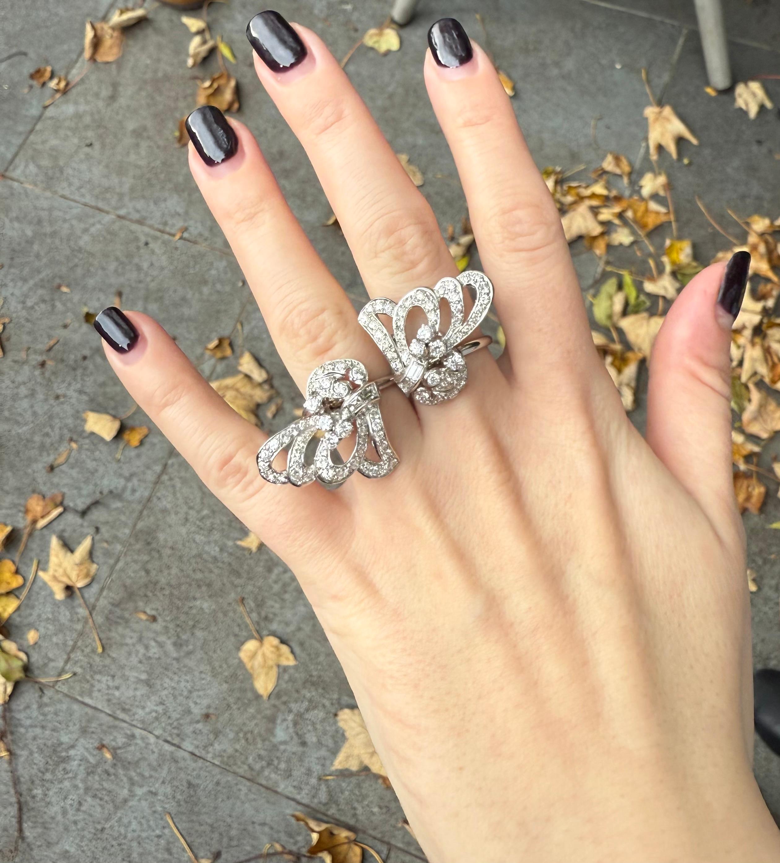 Taglio baguette Anello a farfalla con diamante in stile contemporaneo in vendita