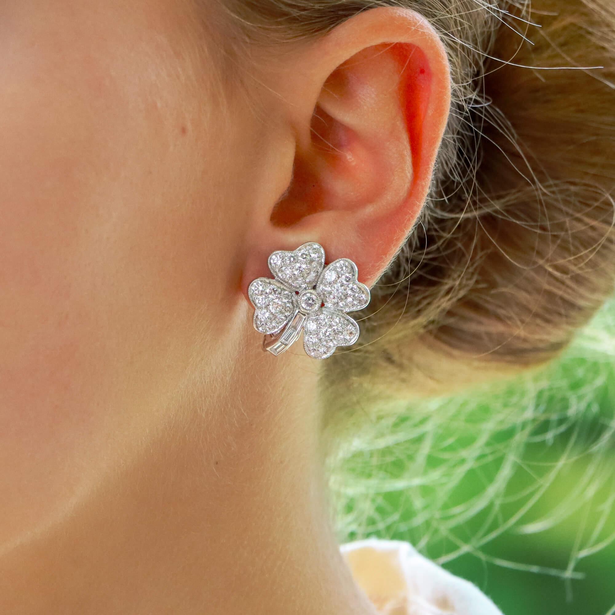 Contemporain Boucles d'oreilles contemporaines en forme de trèfle en platine et diamants