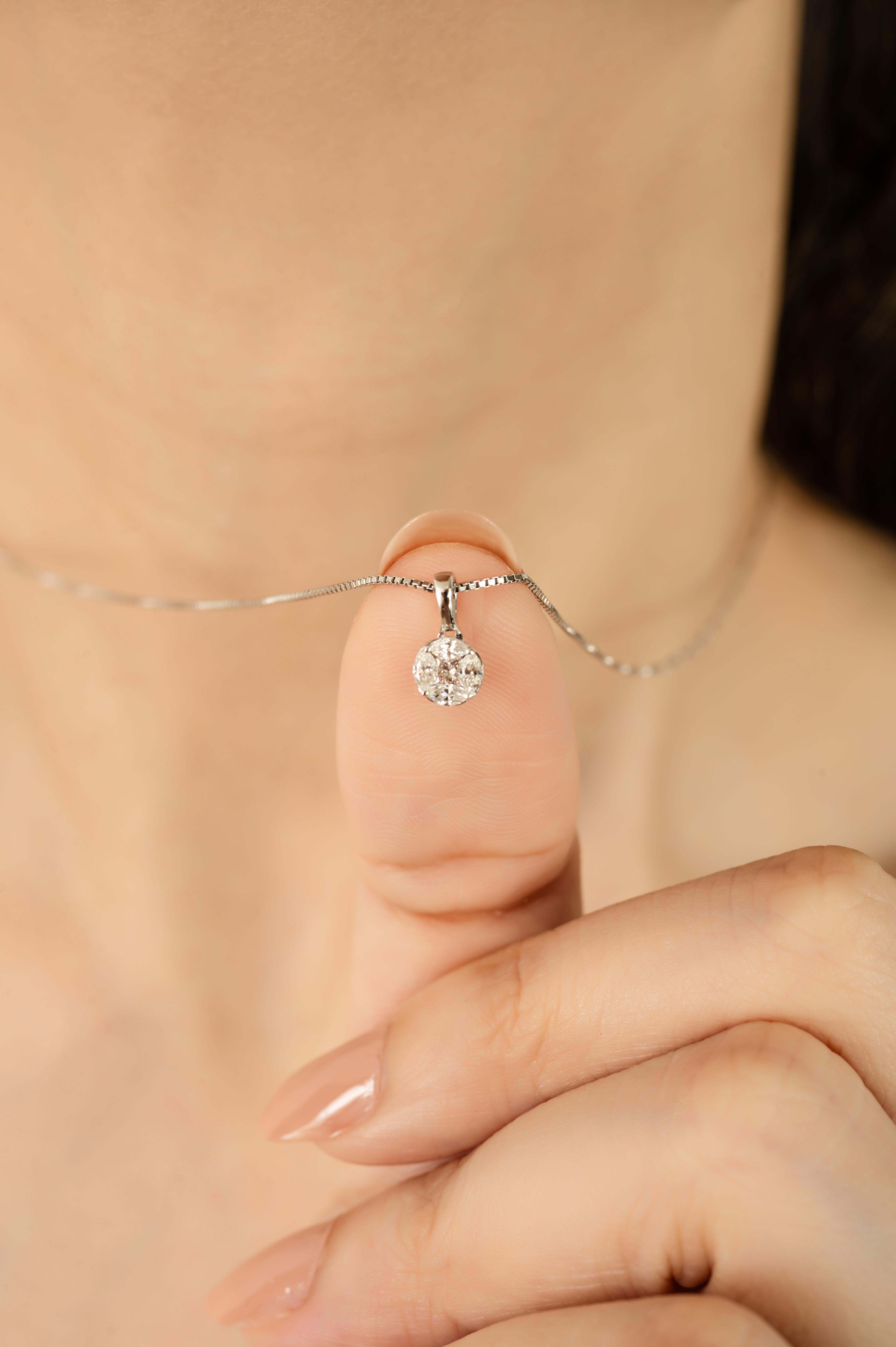 Ce pendentif grappe de diamants en or blanc 14K présente 0,22 carats de diamants de forme mixte, notamment des tailles marquise, sertis dans un design pavé invisible sans soudure. Les pierres serrées créent l'illusion d'un seul diamant plus gros, ce