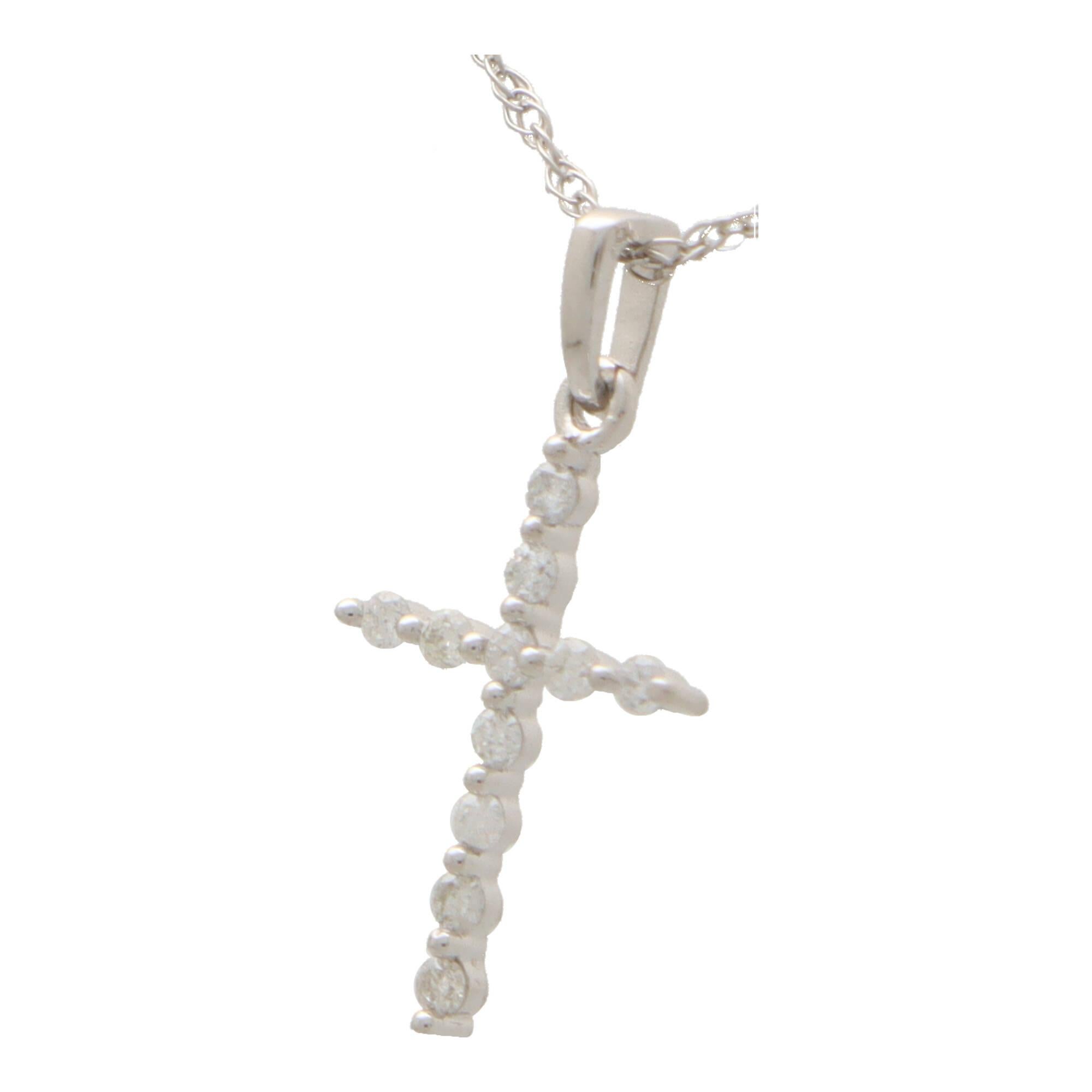 Contemporary Diamond Cross Anhänger Halskette in 14k Weißgold (Rundschliff) im Angebot