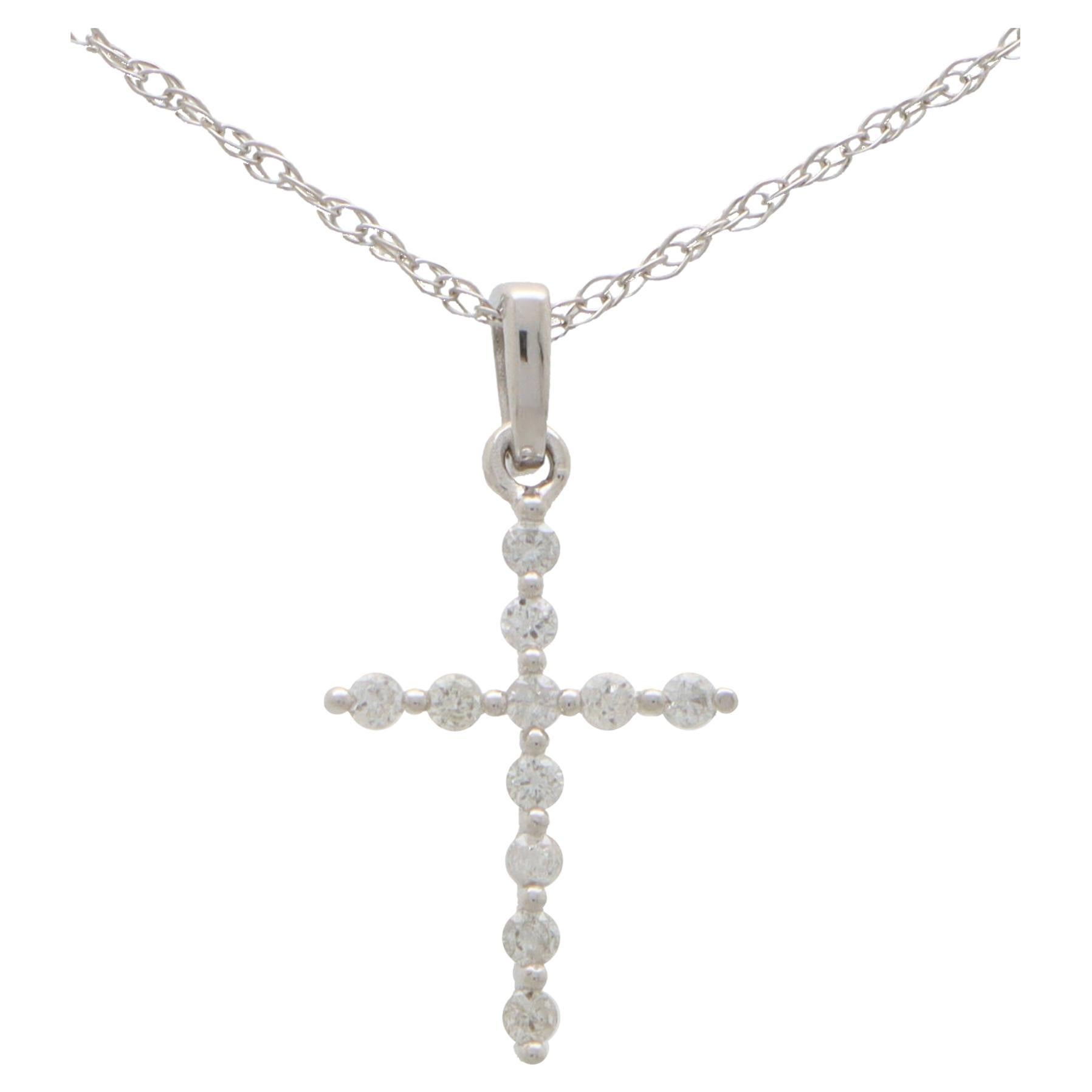 Collier croix contemporaine en or blanc 14k avec diamants