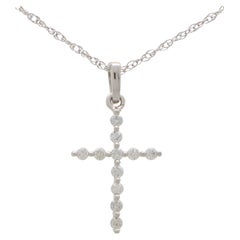Collier croix contemporaine en or blanc 14k avec diamants