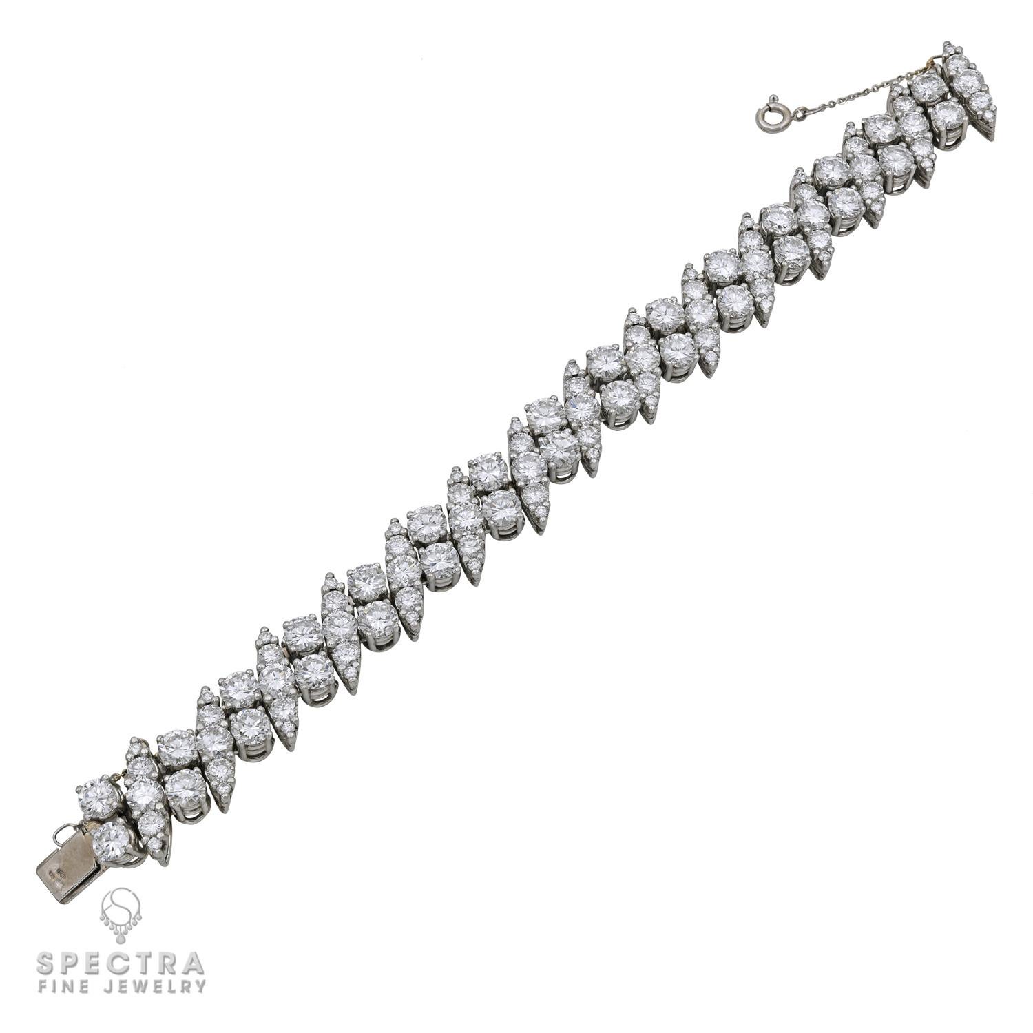 Si te encanta el flujo ininterrumpido de diamantes rodeando la muñeca y quieres elevar esa elegancia minimalista con una sofisticación atrevida, esta Pulsera Articulada de Diamantes Contemporánea es una elección impresionante. En lugar de una línea