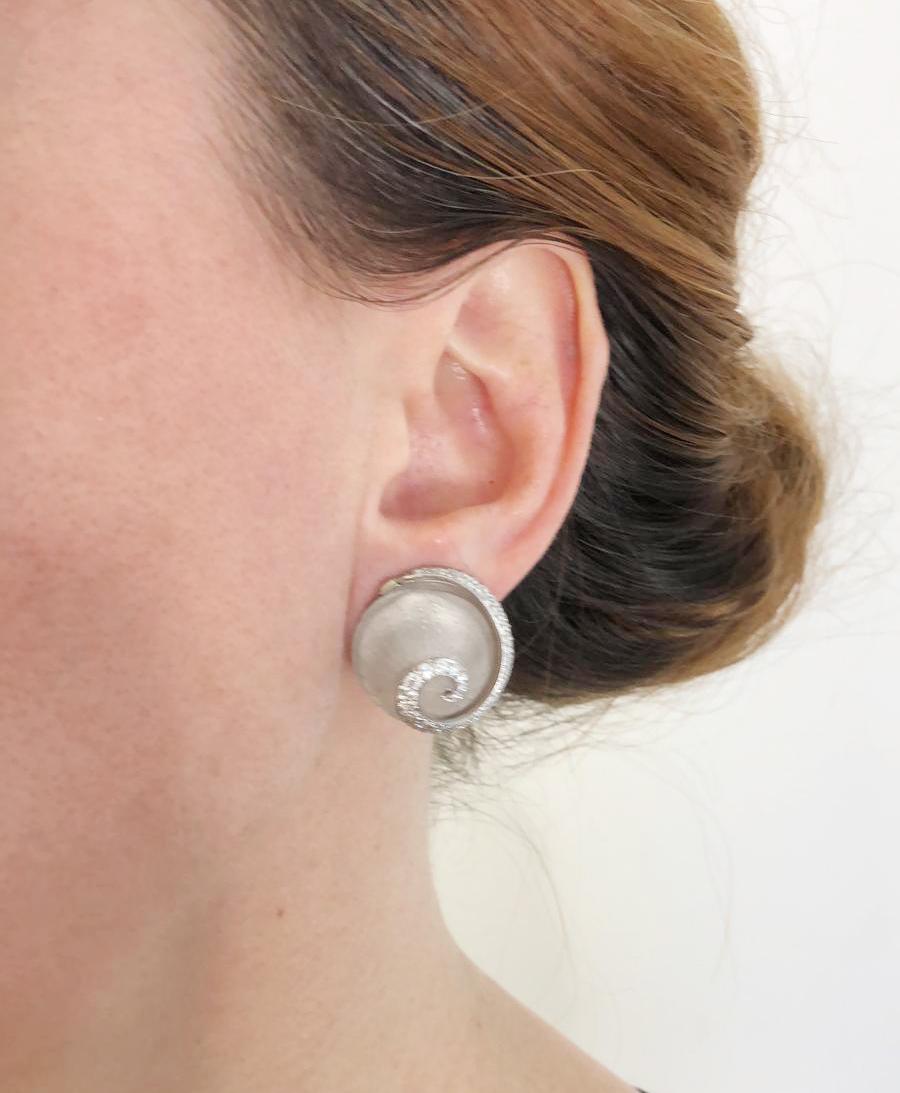 Contemporary Diamond Crystal Seashell Earrings In Good Condition For Sale In New York, NY