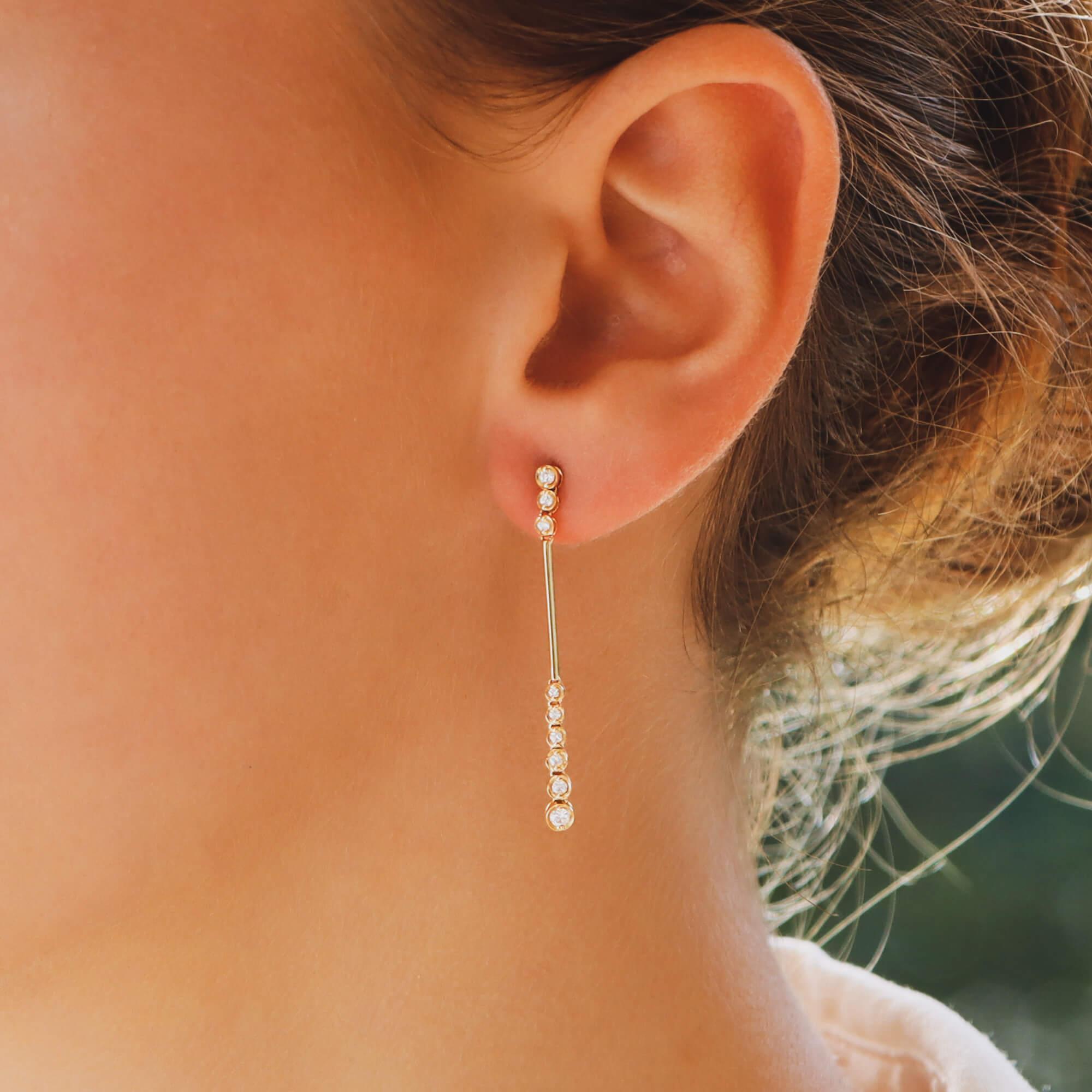 Contemporain Boucles d'oreilles pendantes contemporaines en or jaune 18 carats avec diamants en vente