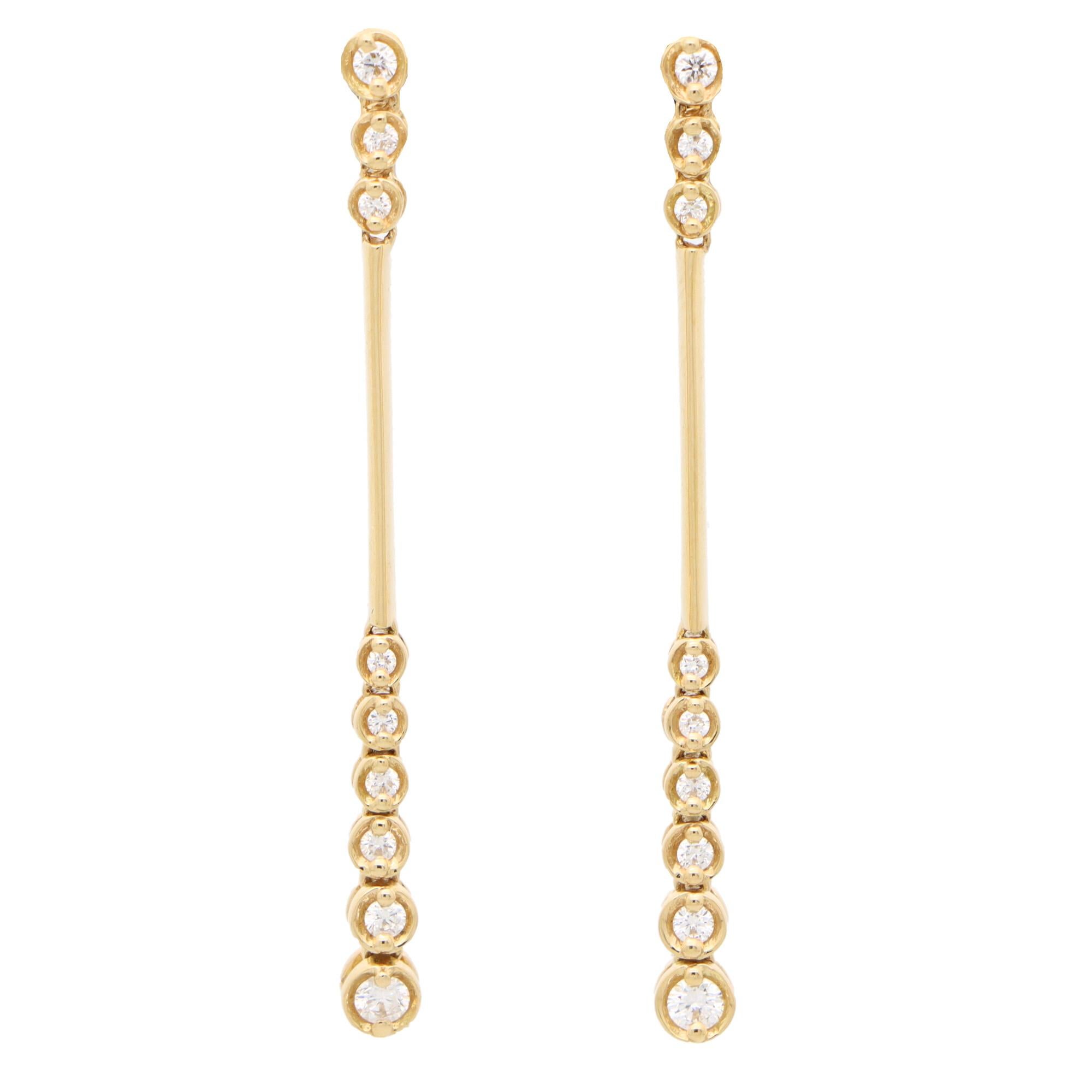 Taille ronde Boucles d'oreilles pendantes contemporaines en or jaune 18 carats avec diamants en vente