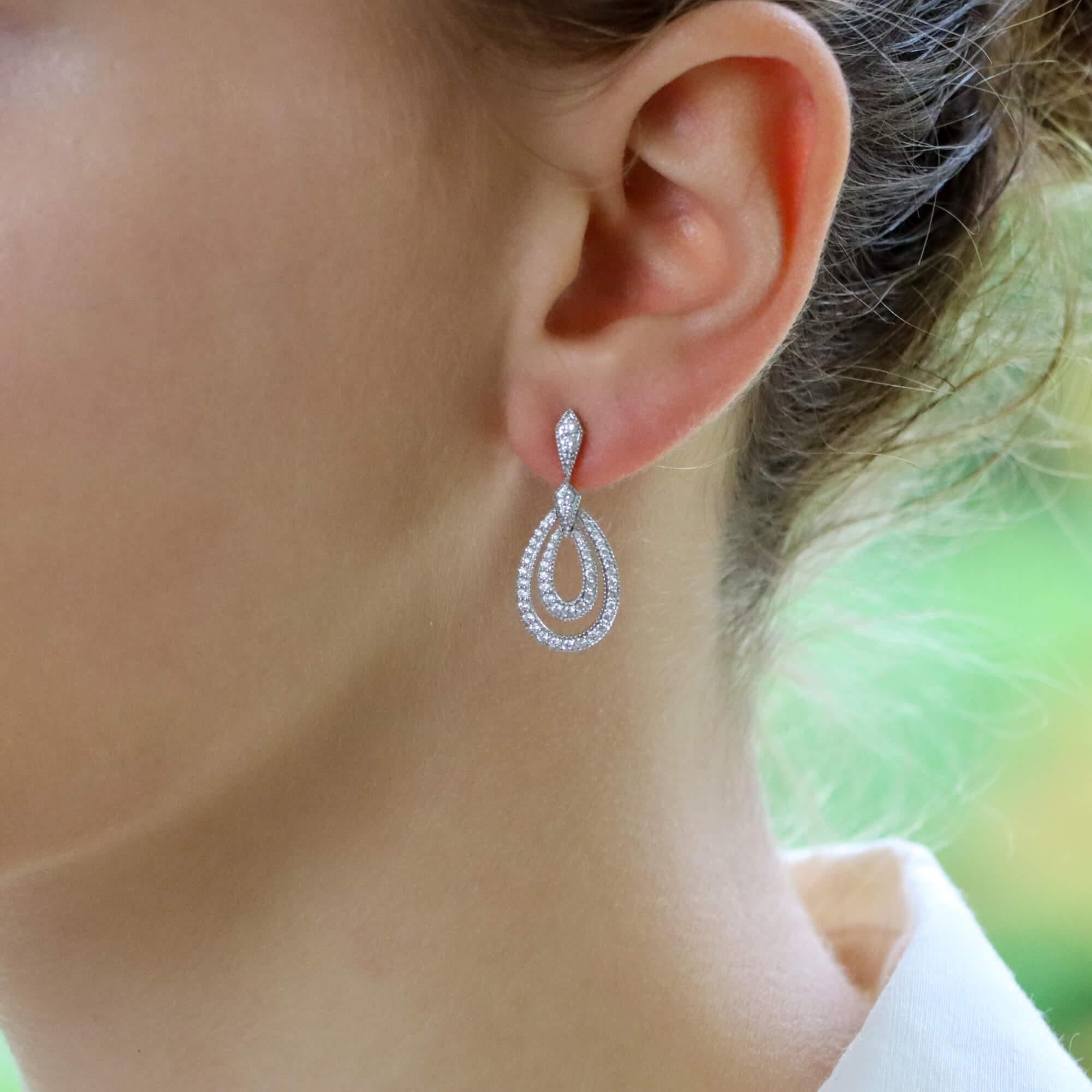 Ein wunderschönes Paar Diamant-Ohrringe aus 18 Karat Weißgold.

Jeder Ohrring besteht aus einem einfachen doppelten kreisförmigen Tropfen und die Ohrringe sind auf der Rückseite mit einem Stift und Schmetterlingsverschluss befestigt. Insgesamt 96