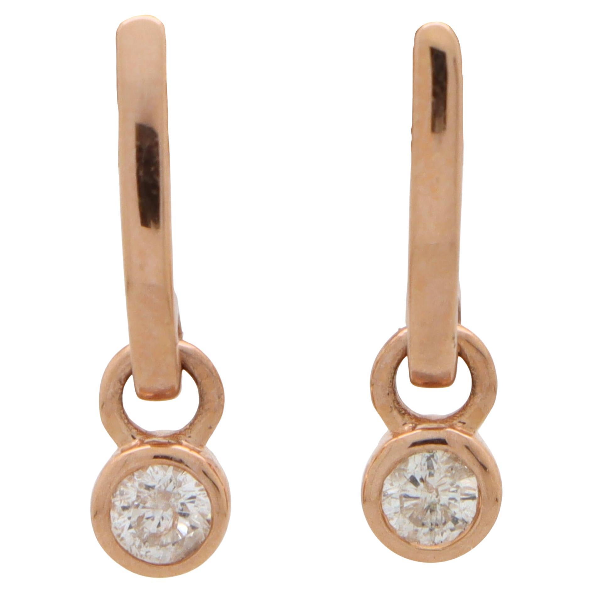 Boucles d'oreilles demi-cercles en or rose 14k avec goutte de diamant Contemporary