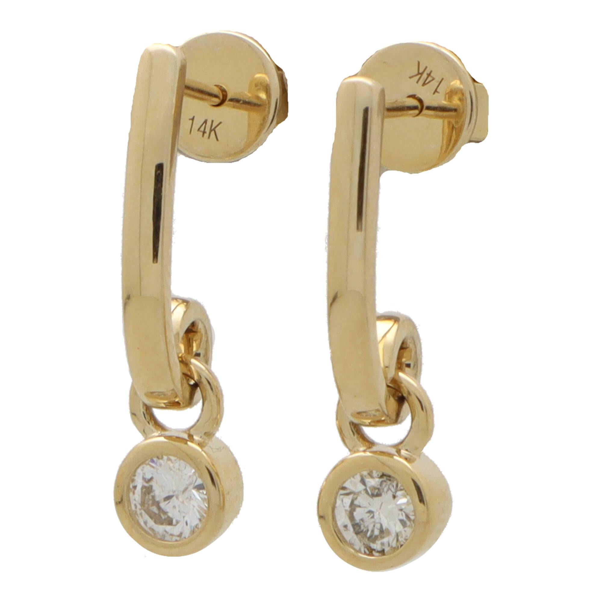  Boucles d'oreilles contemporaines en or jaune 14k avec pendentifs et diamants Neuf - En vente à London, GB