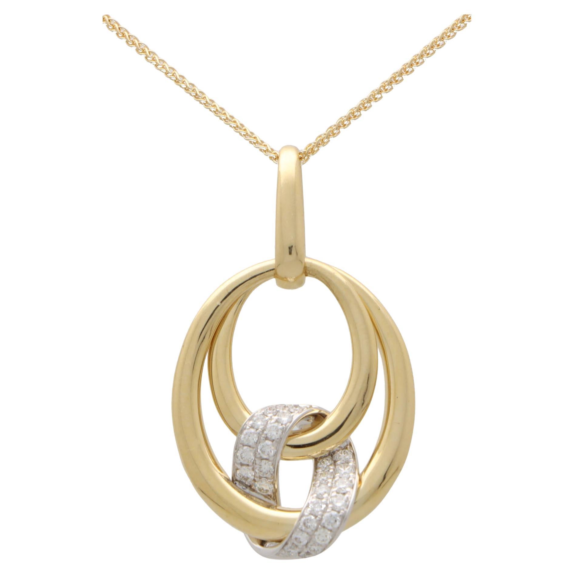 Collar Contemporáneo con Colgante de Gota de Diamantes en Oro Amarillo de 18k