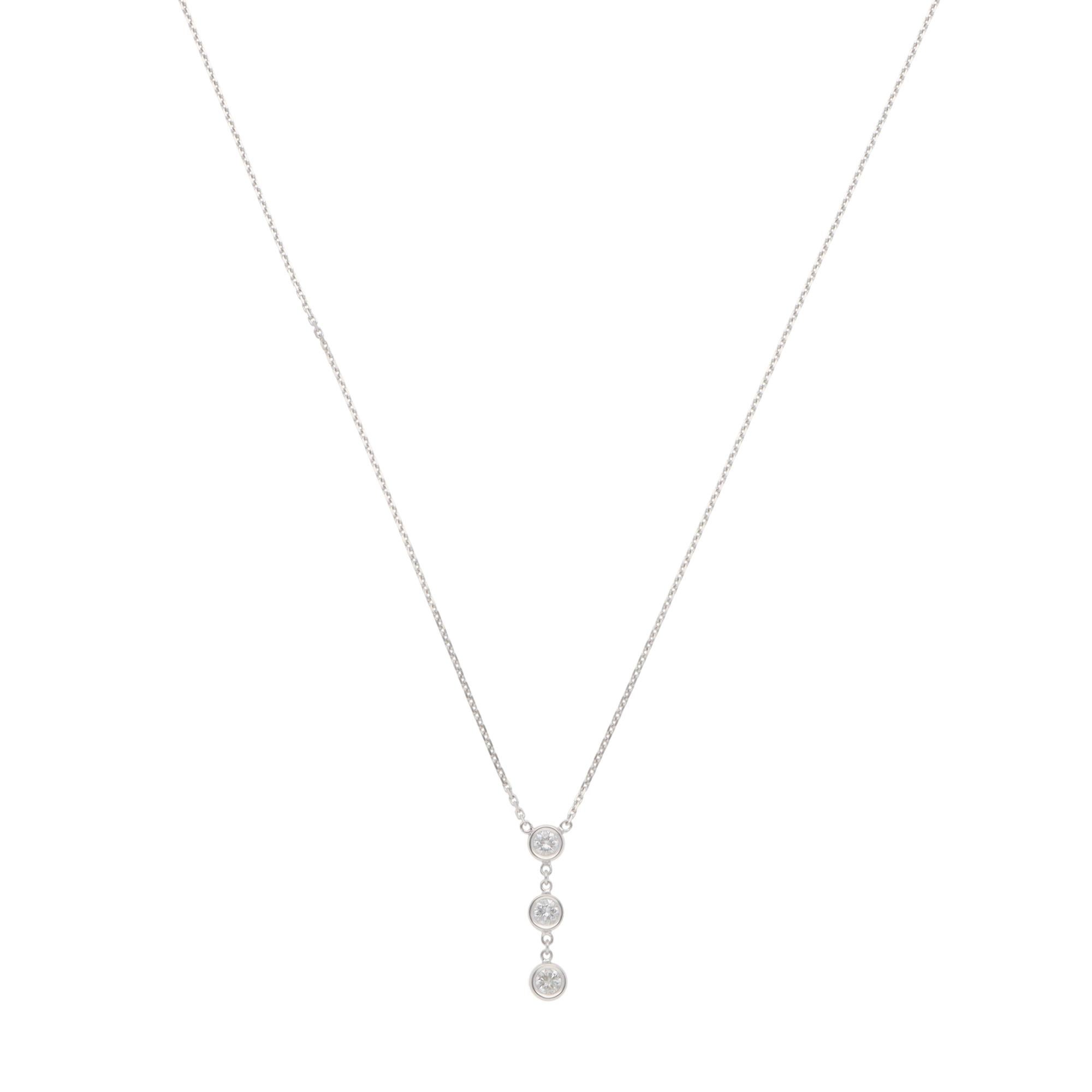 Una bellissima collana contemporanea con pendente di diamanti in oro bianco 14k.

Il pendente è composto da 3 diamanti rotondi taglio brillante collegati in linea. Ogni diamante è incastonato in una castone in oro bianco, che ne mette in risalto lo