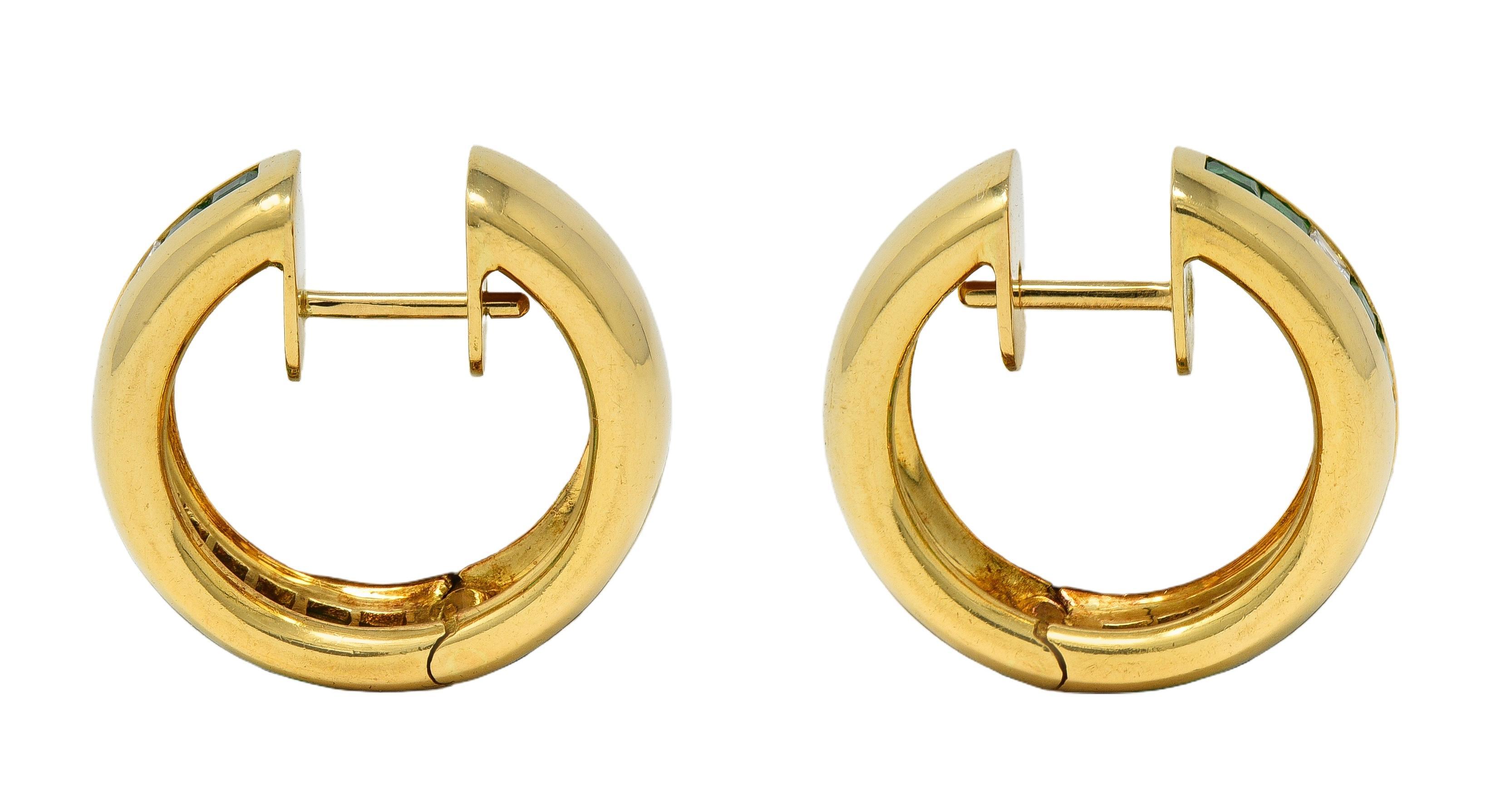 Quadrato Contemporary Diamond Emerald 18 Karat Yellow Gold Huggie Hoop Earrings in vendita