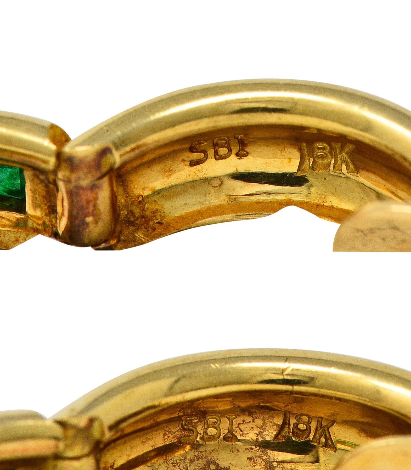 Contemporary Diamond Emerald 18 Karat Yellow Gold Huggie Hoop Earrings in vendita 1