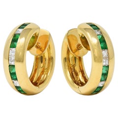 Contemporary Diamond Emerald 18 Karat Yellow Gold Huggie Hoop Earrings