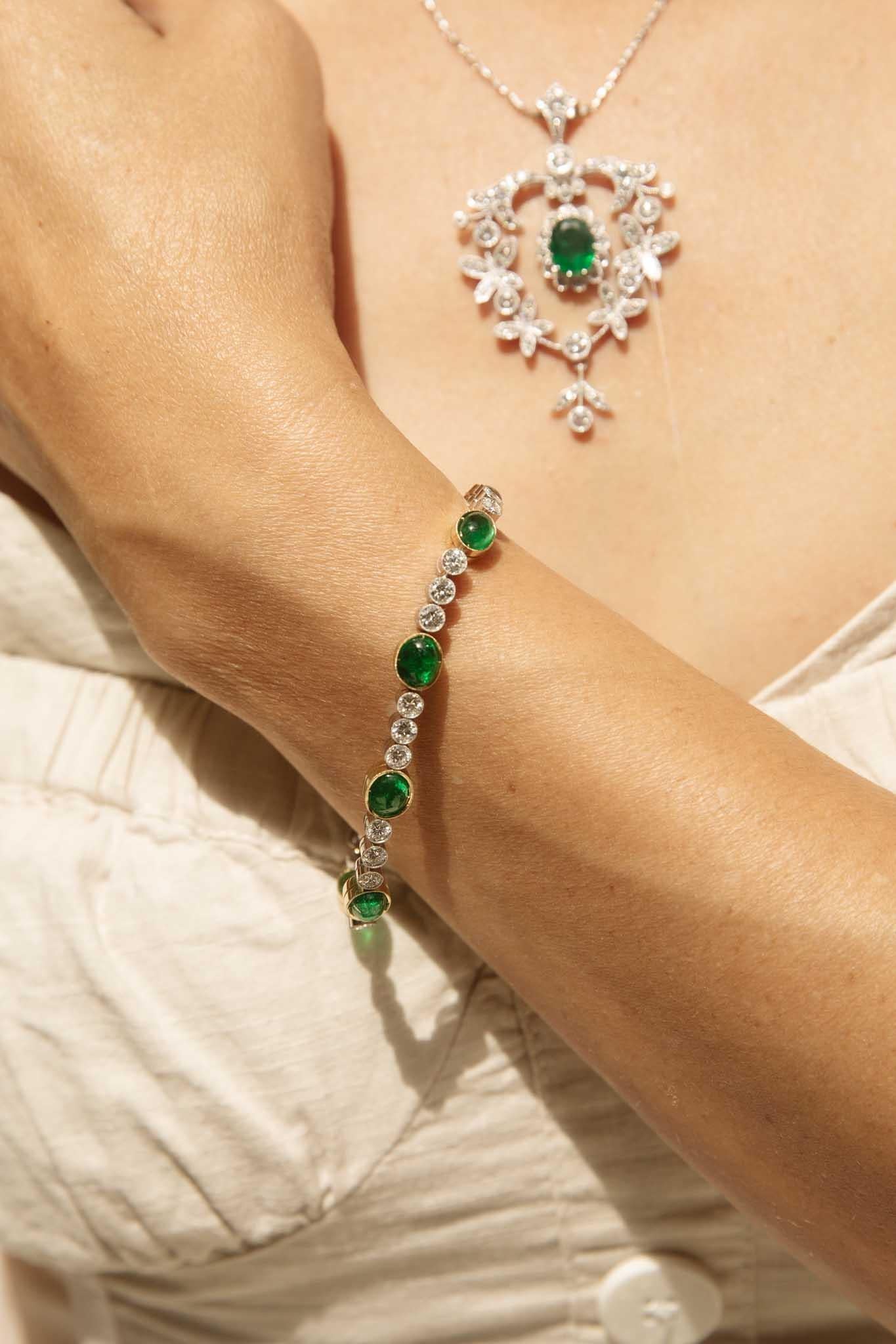 Ciondolo con smeraldo e catena in oro bianco 18 carati Contemporary Diamond Emerald in vendita 5