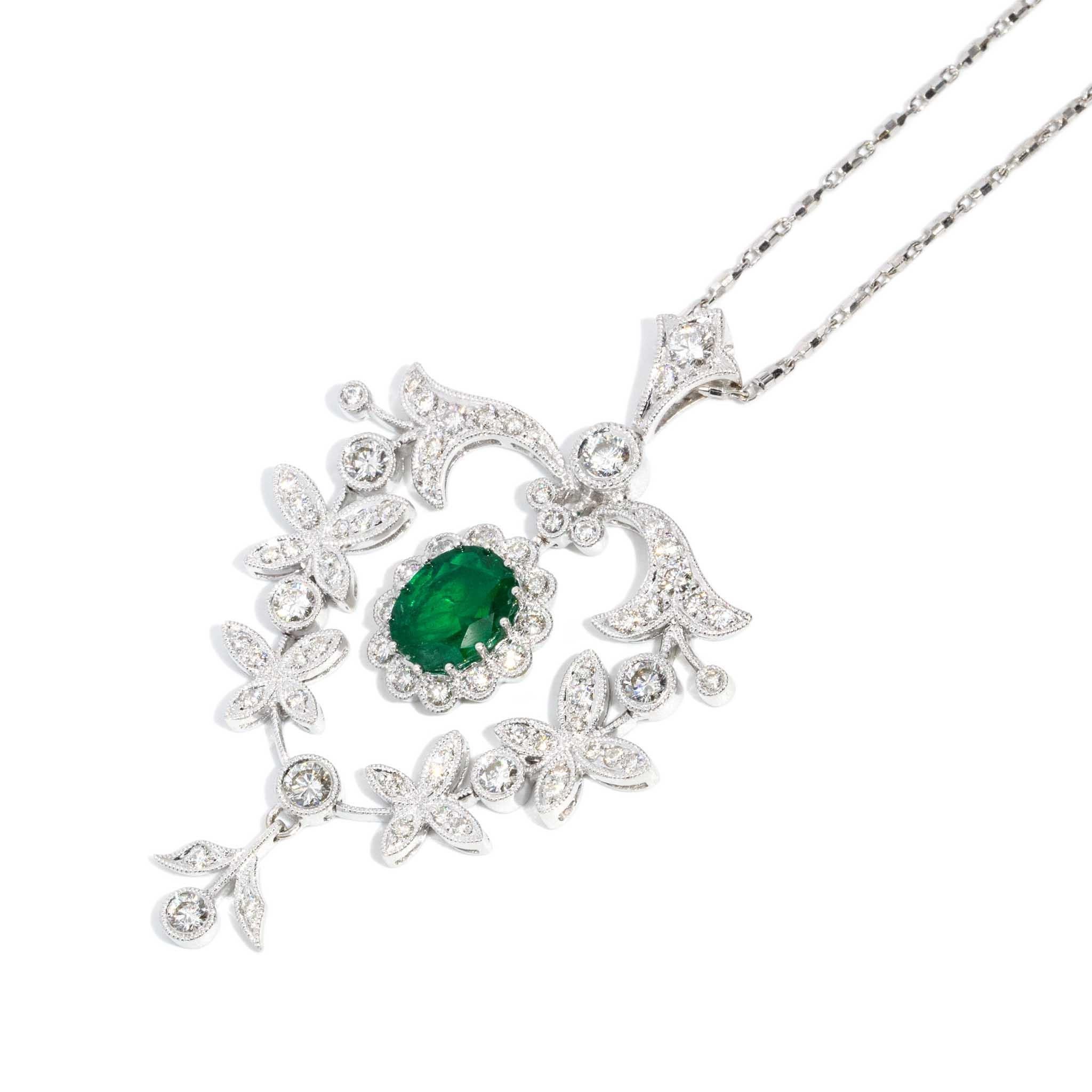 Contemporaneo Ciondolo con smeraldo e catena in oro bianco 18 carati Contemporary Diamond Emerald in vendita