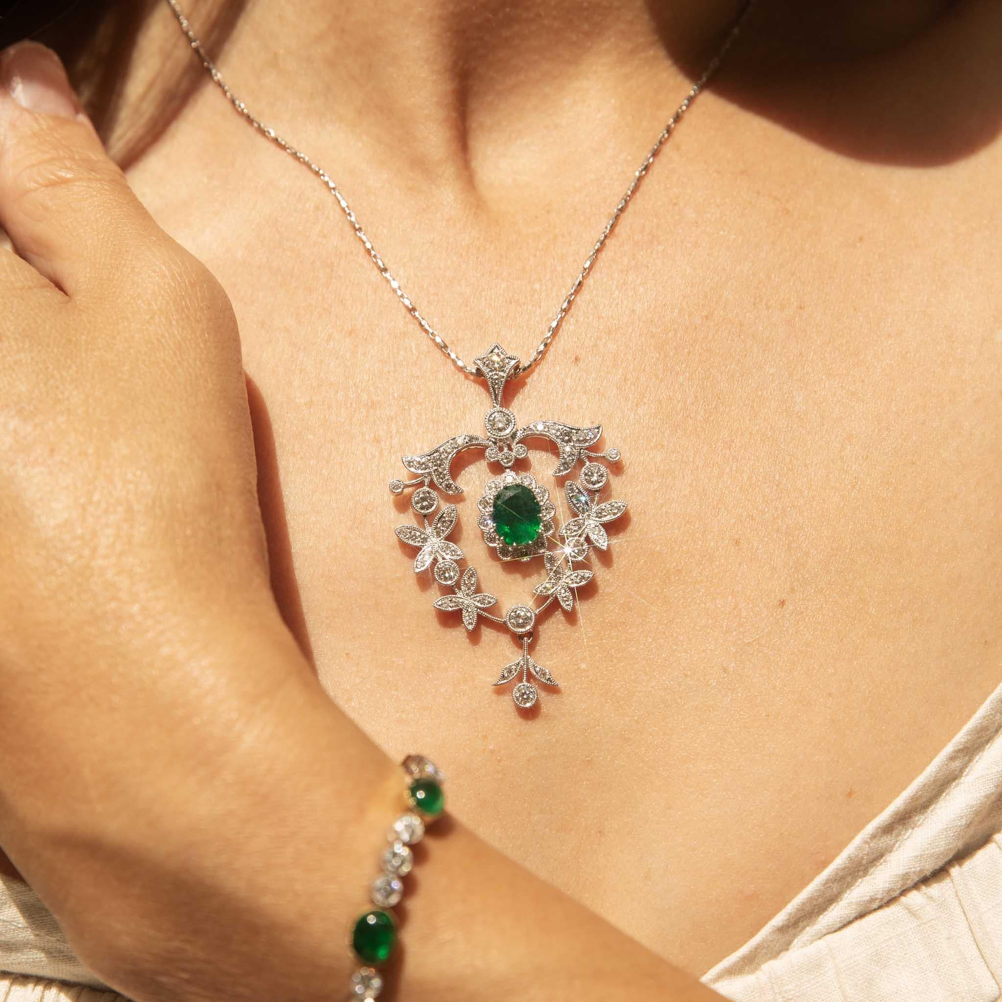 Taglio ovale Ciondolo con smeraldo e catena in oro bianco 18 carati Contemporary Diamond Emerald in vendita