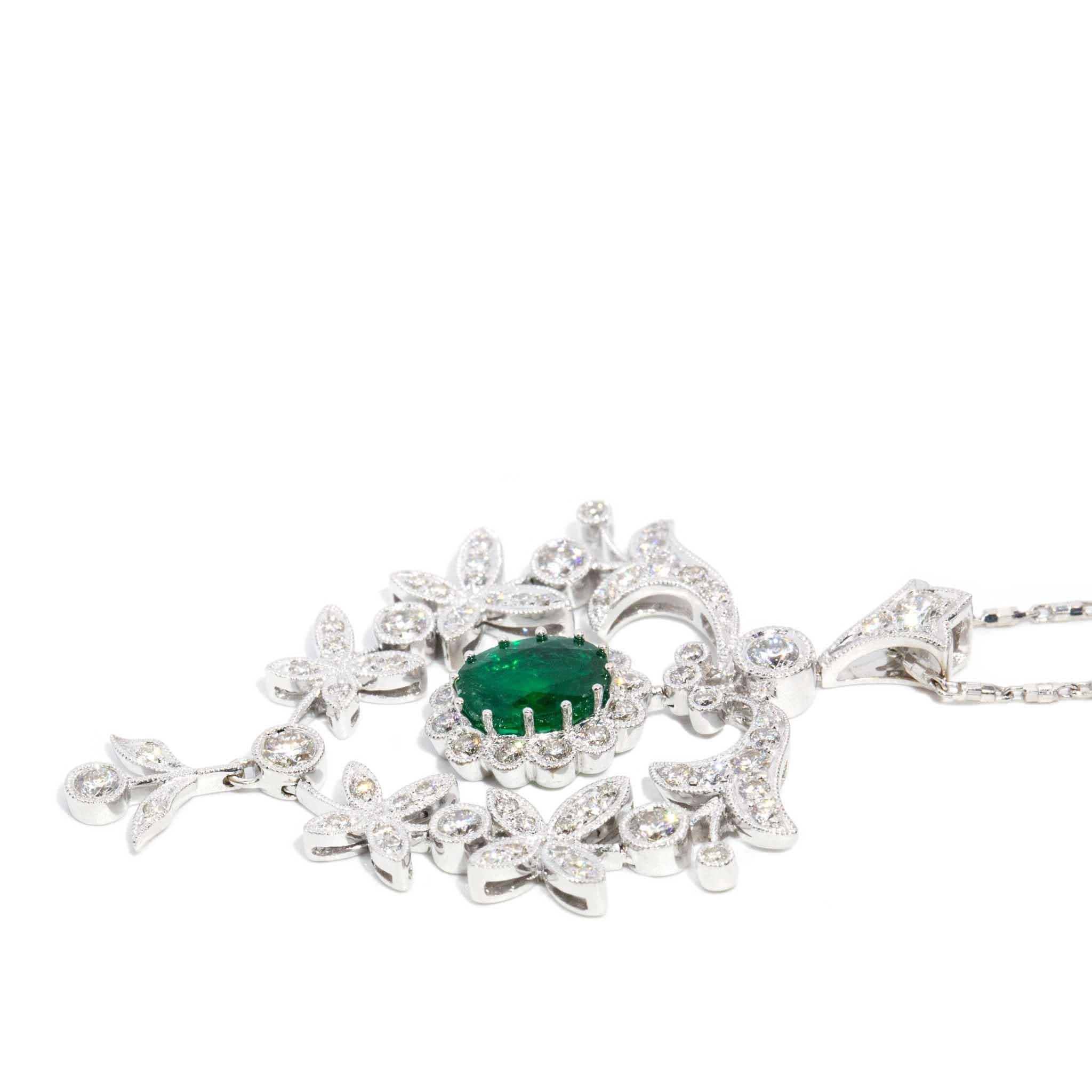Ciondolo con smeraldo e catena in oro bianco 18 carati Contemporary Diamond Emerald In condizioni buone in vendita a Hamilton, AU