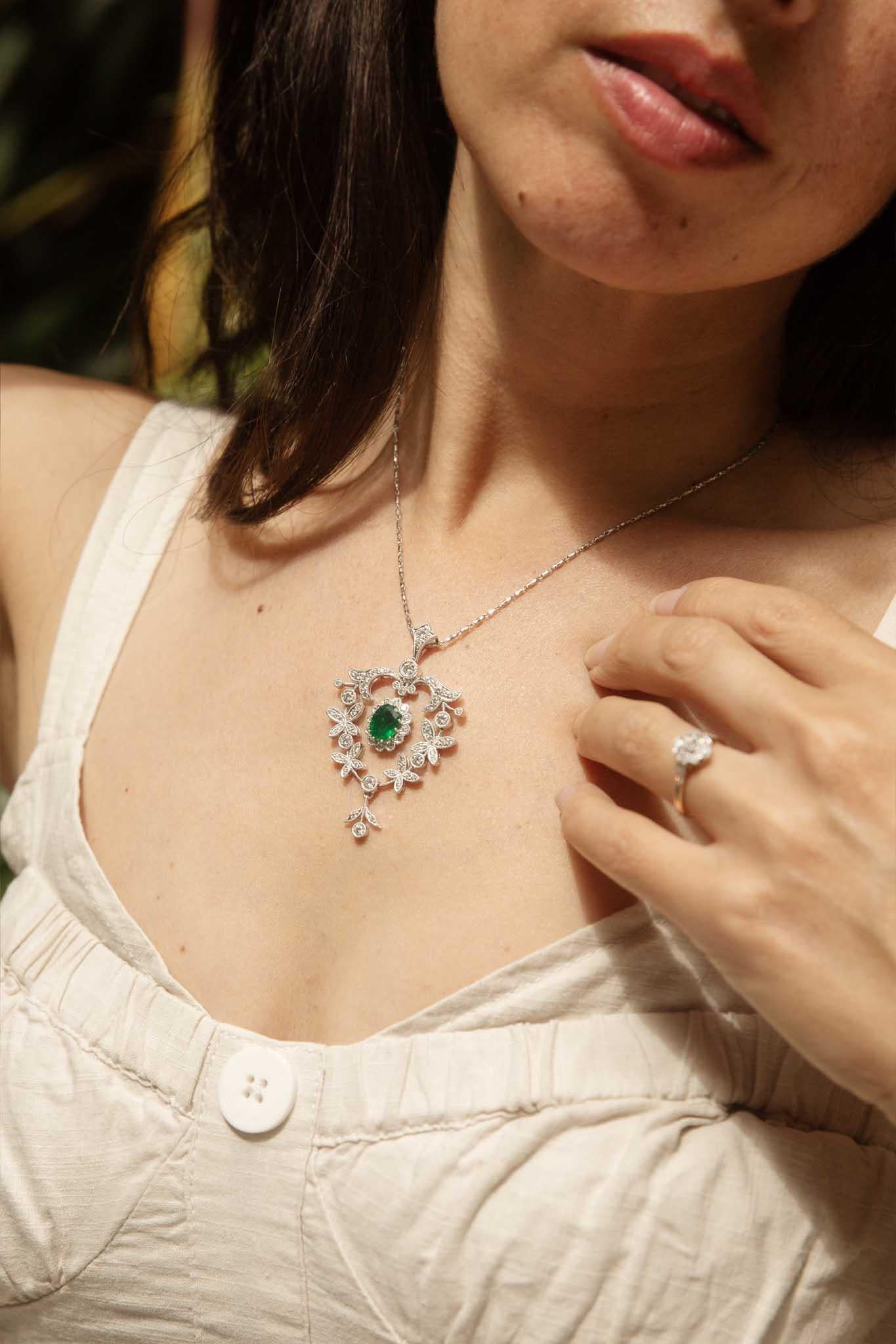 Donna Ciondolo con smeraldo e catena in oro bianco 18 carati Contemporary Diamond Emerald in vendita
