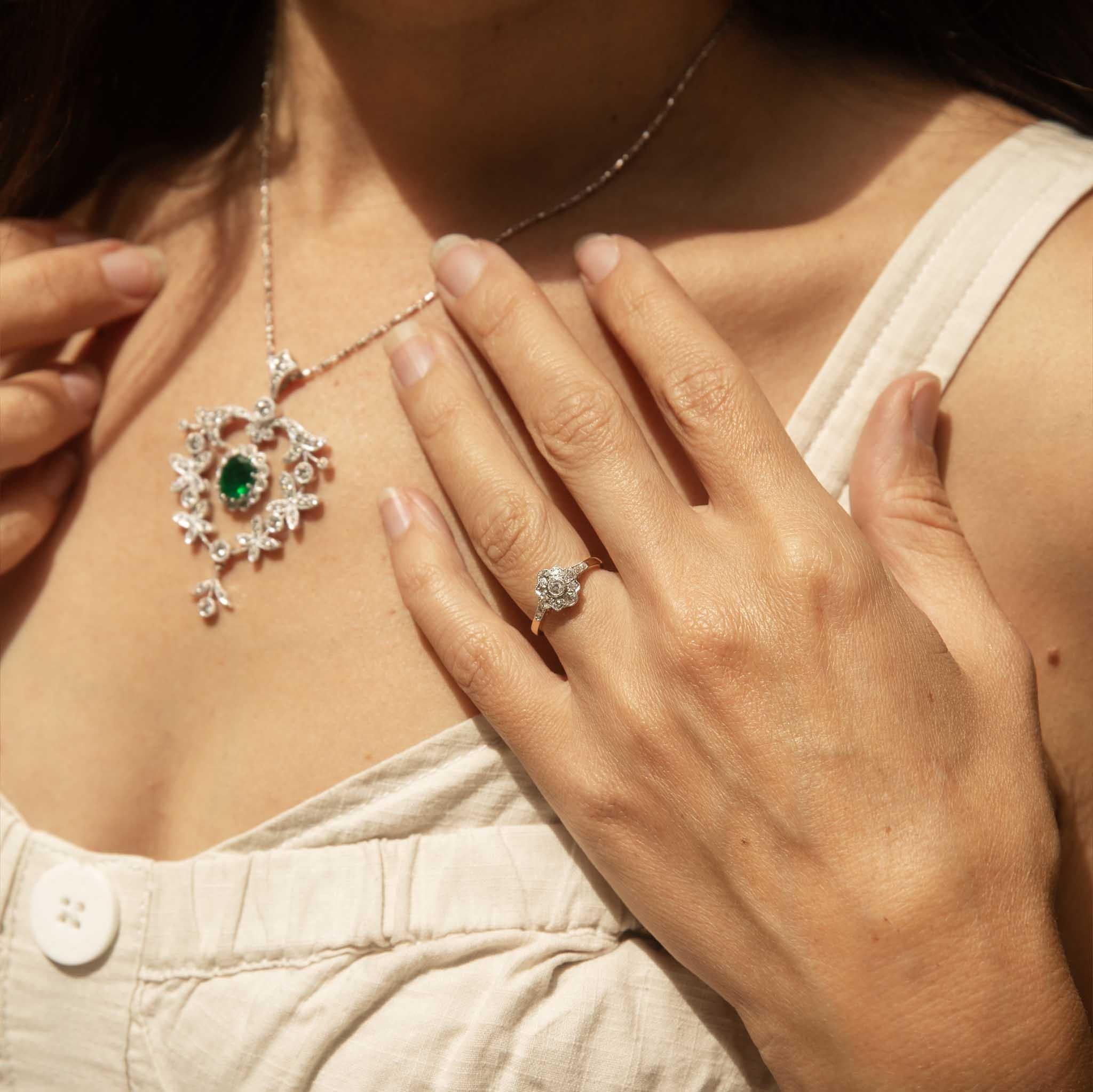 Ciondolo con smeraldo e catena in oro bianco 18 carati Contemporary Diamond Emerald in vendita 1