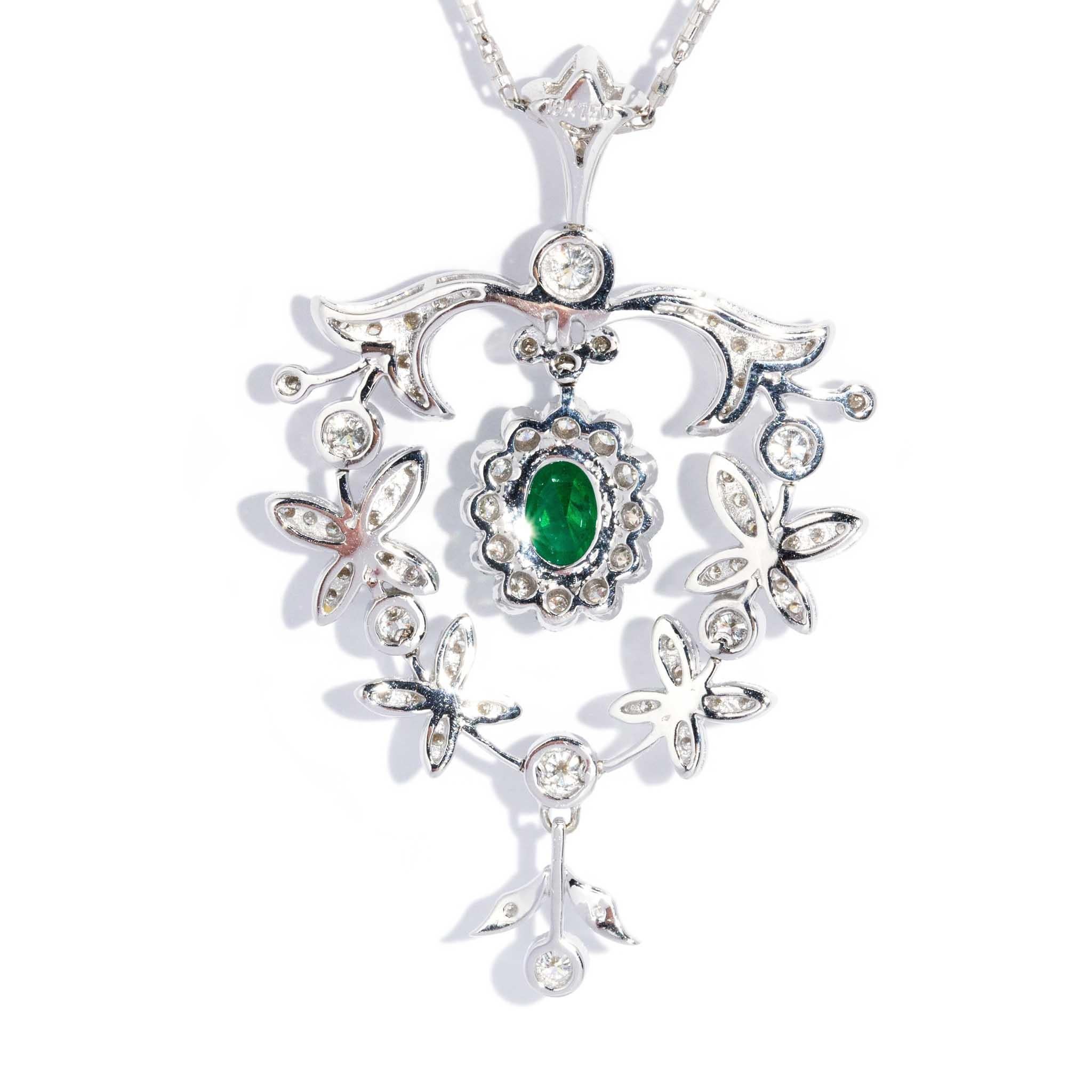 Ciondolo con smeraldo e catena in oro bianco 18 carati Contemporary Diamond Emerald in vendita 2