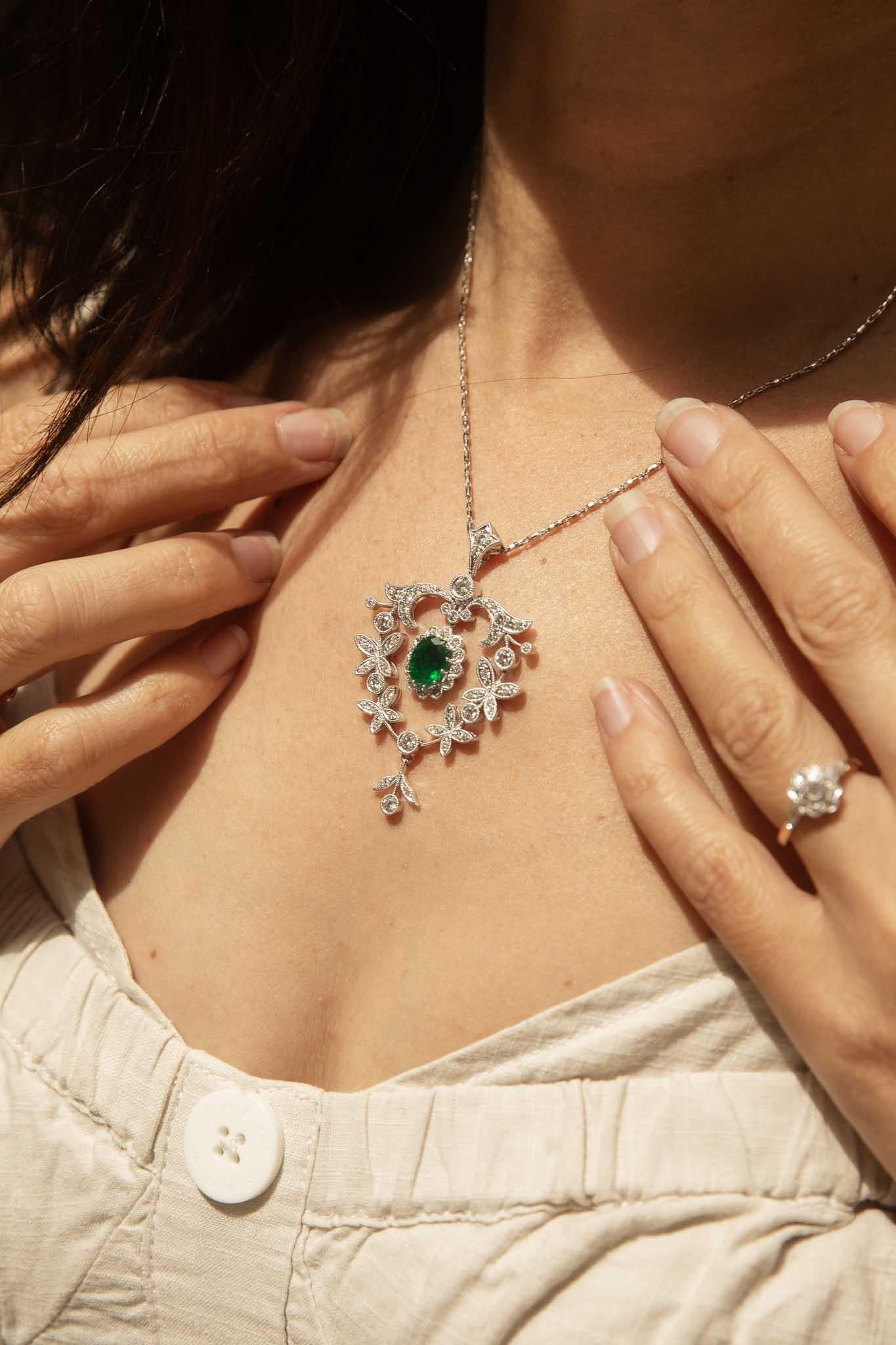 Ciondolo con smeraldo e catena in oro bianco 18 carati Contemporary Diamond Emerald in vendita 3